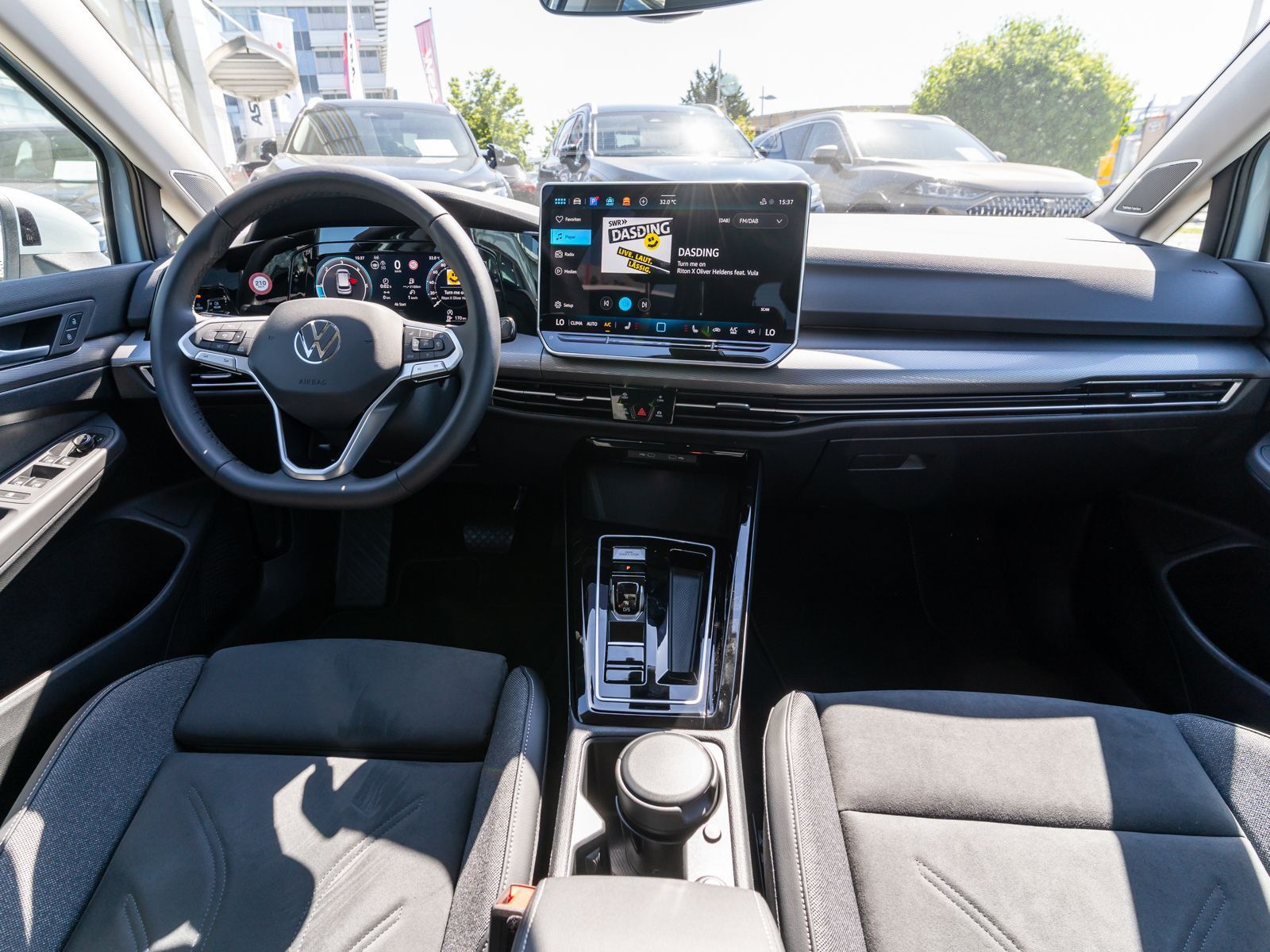 Fahrzeugabbildung Volkswagen Golf Style 2,0 TDI DSG LED NAVI HUD 360° RFK ACC