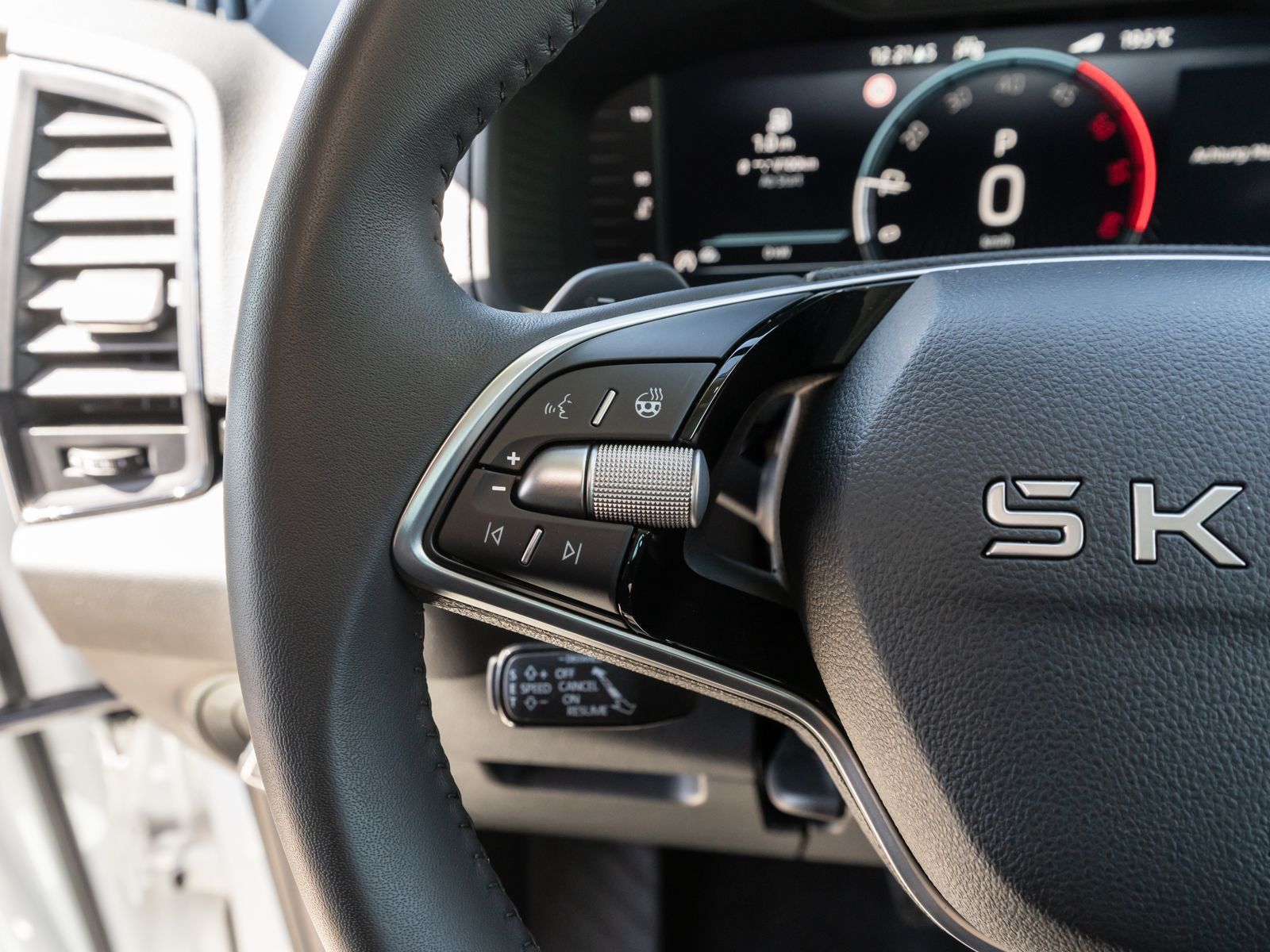 Fahrzeugabbildung SKODA Karoq Tour 2.0TDI DSG LED Nav RFK ACC Stdhzg AHK