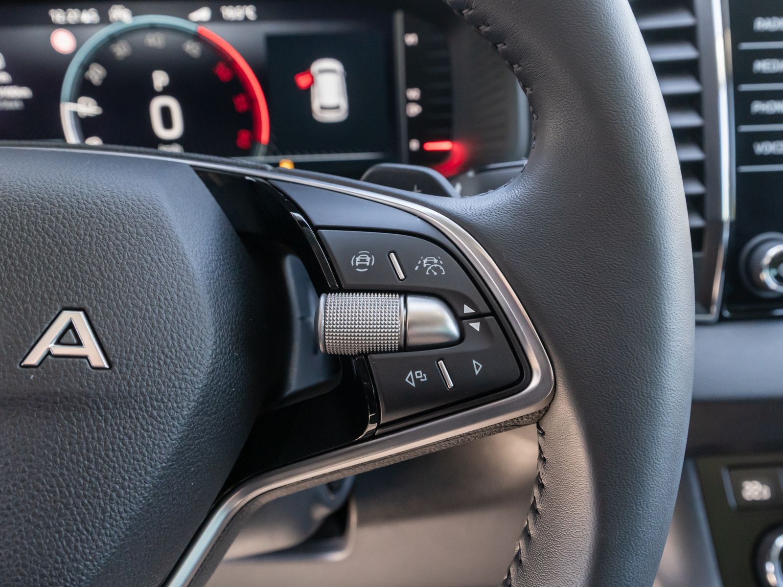 Fahrzeugabbildung SKODA Karoq Tour 2.0TDI DSG LED Nav RFK ACC Stdhzg AHK