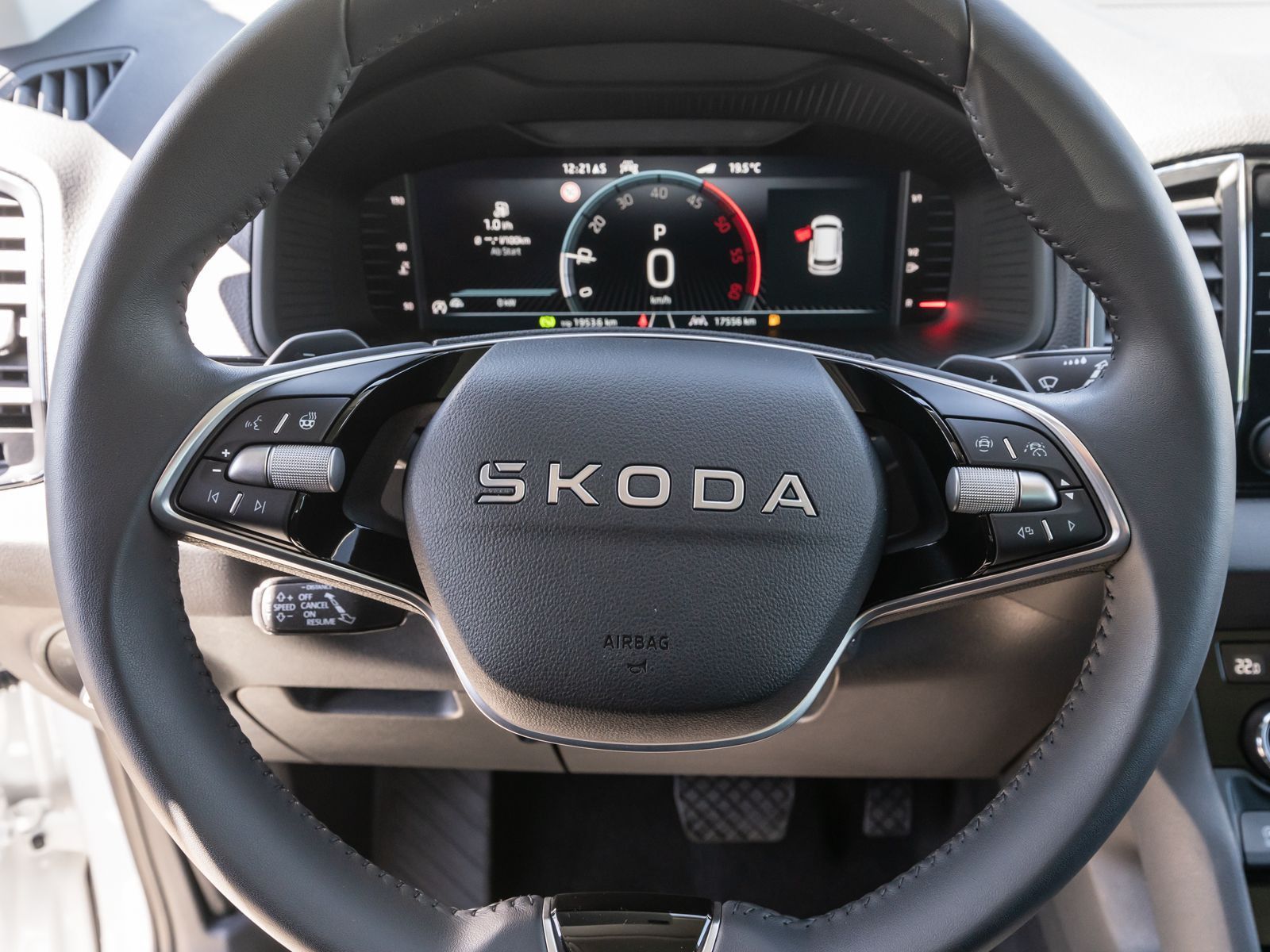 Fahrzeugabbildung SKODA Karoq Tour 2.0TDI DSG LED Nav RFK ACC Stdhzg AHK