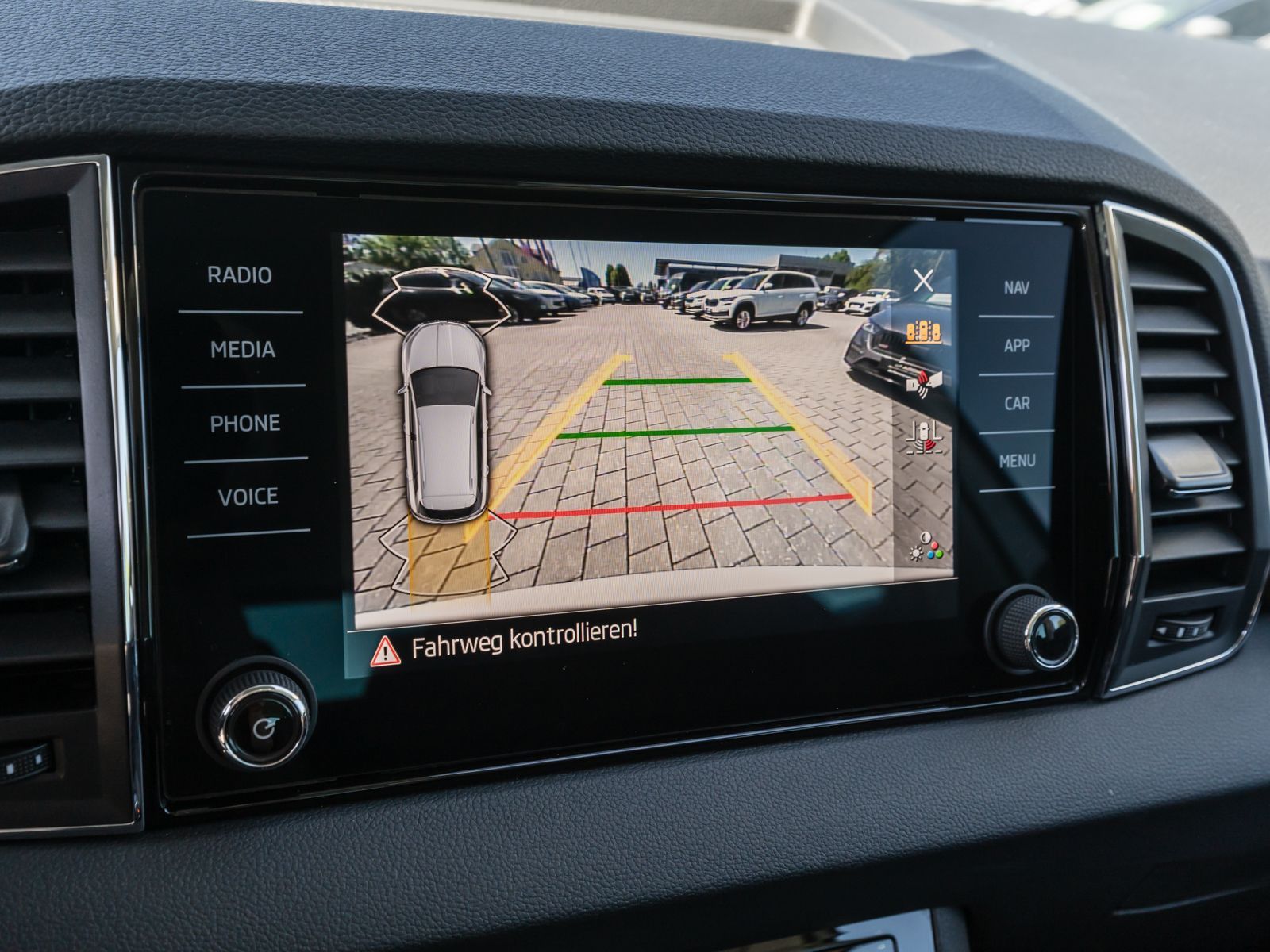 Fahrzeugabbildung SKODA Karoq Tour 2.0TDI DSG LED Nav RFK ACC Stdhzg AHK