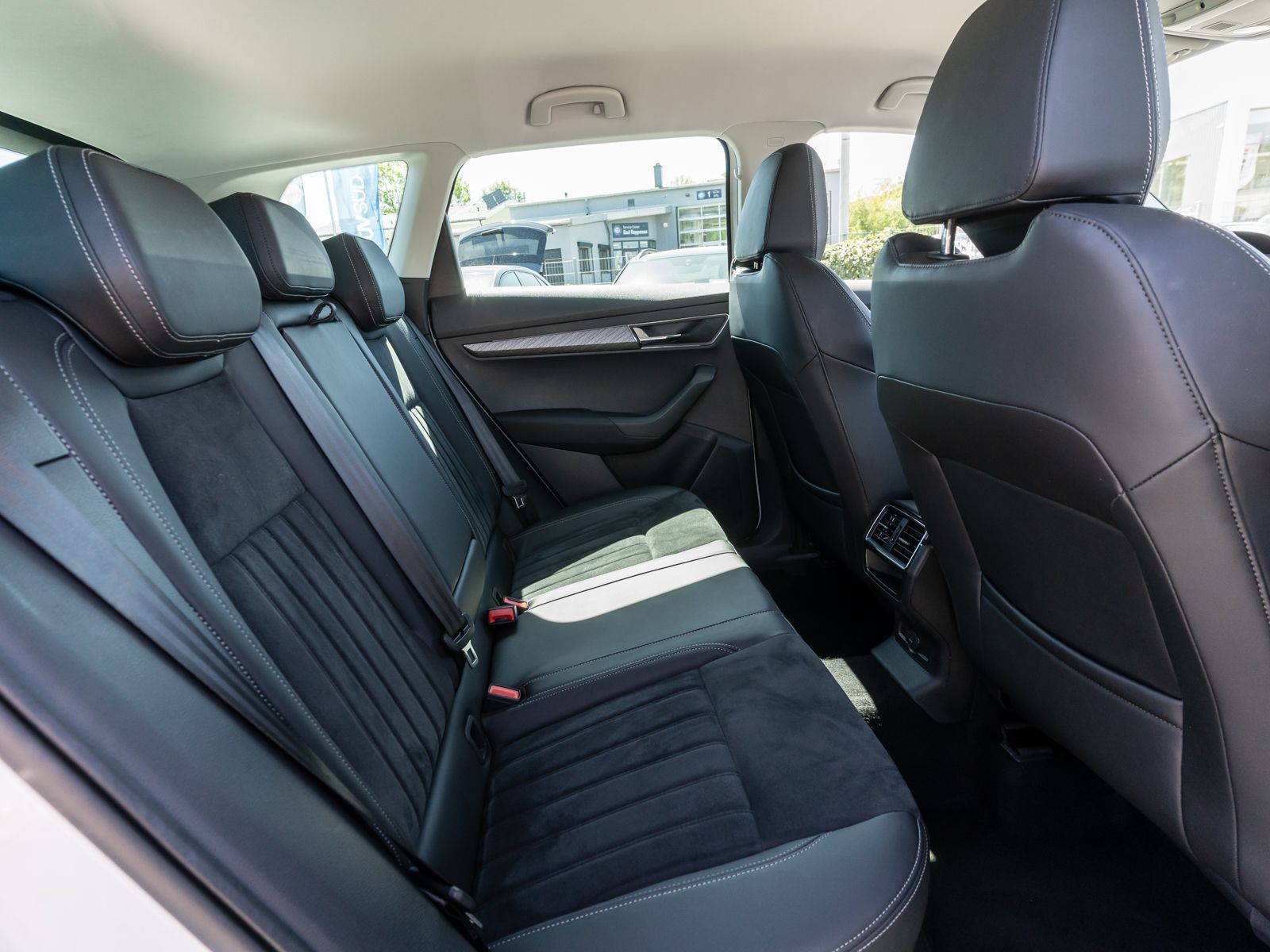 Fahrzeugabbildung SKODA Karoq Tour 2.0TDI DSG LED Nav RFK ACC Stdhzg AHK