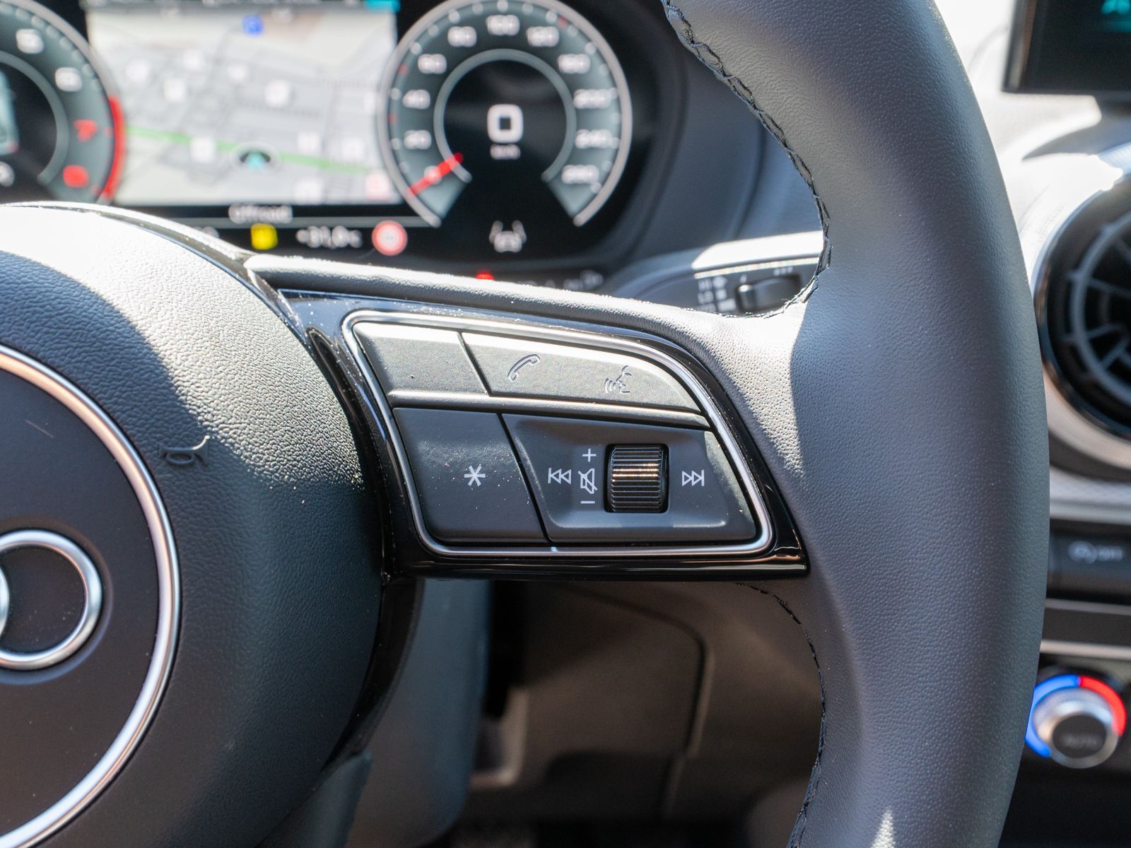 Fahrzeugabbildung Audi Q2 S line 35TFSI NAVI MATRIX PANO AHK RFK VC