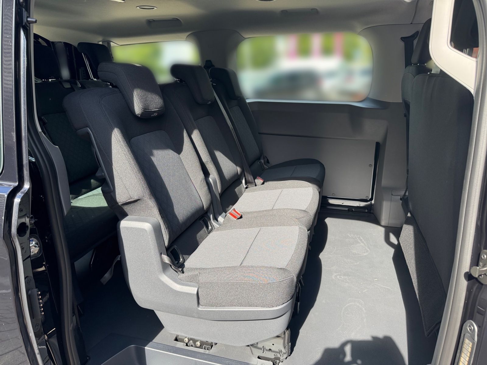 Fahrzeugabbildung Volkswagen New Transporter Kombi 2.0 TDI KR L1H1 9-SITZER