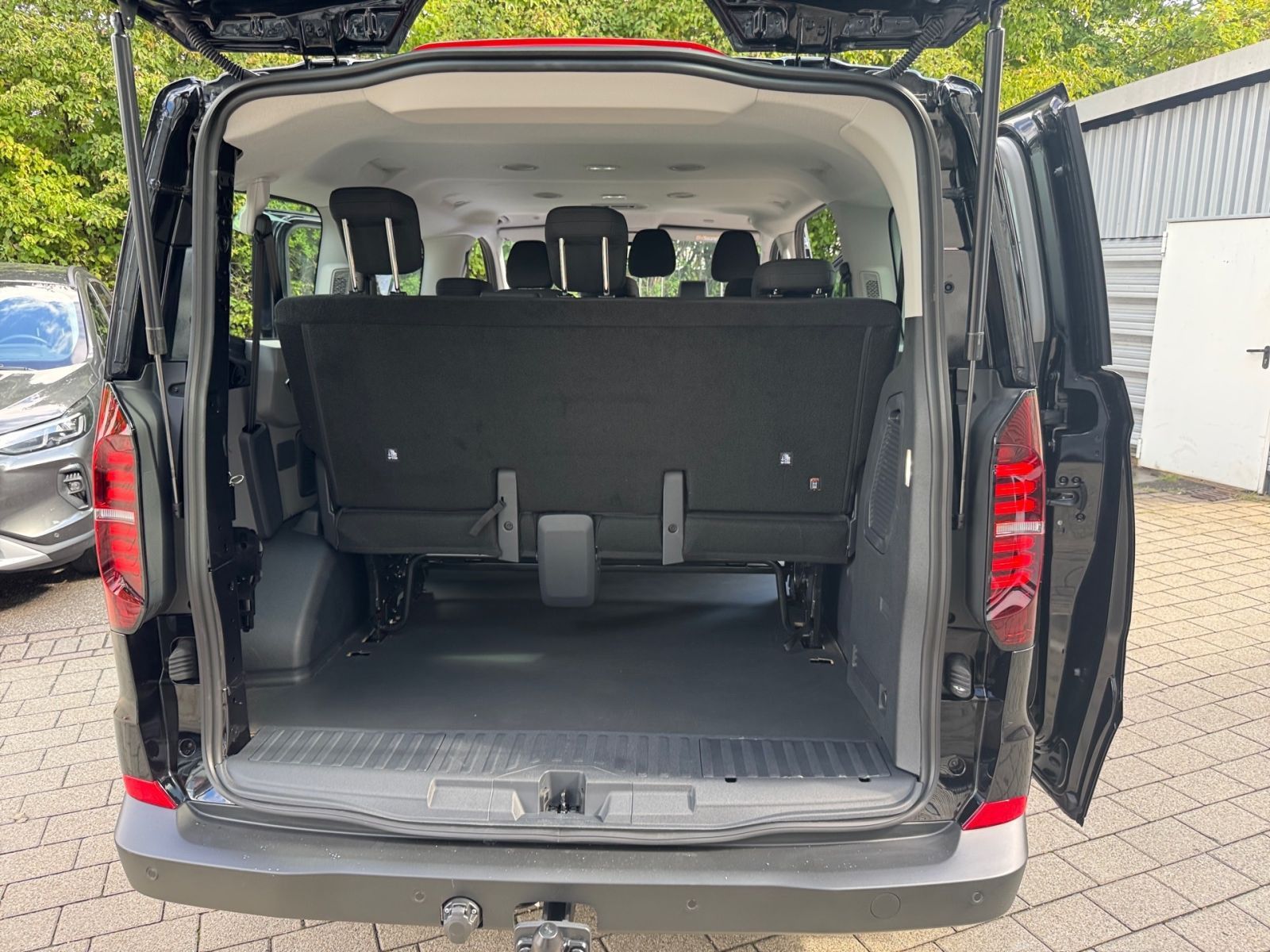 Fahrzeugabbildung Volkswagen New Transporter Kombi 2.0 TDI KR L1H1 9-SITZER
