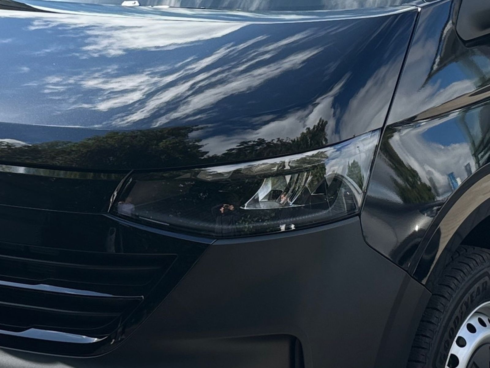 Fahrzeugabbildung Volkswagen New Transporter Kombi 2.0 TDI KR L1H1 9-SITZER