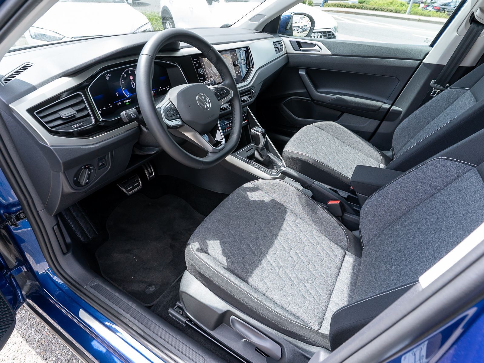 Fahrzeugabbildung Volkswagen Taigo MOVE 1.5 TSI DSG Navi LED VC RFK AHK