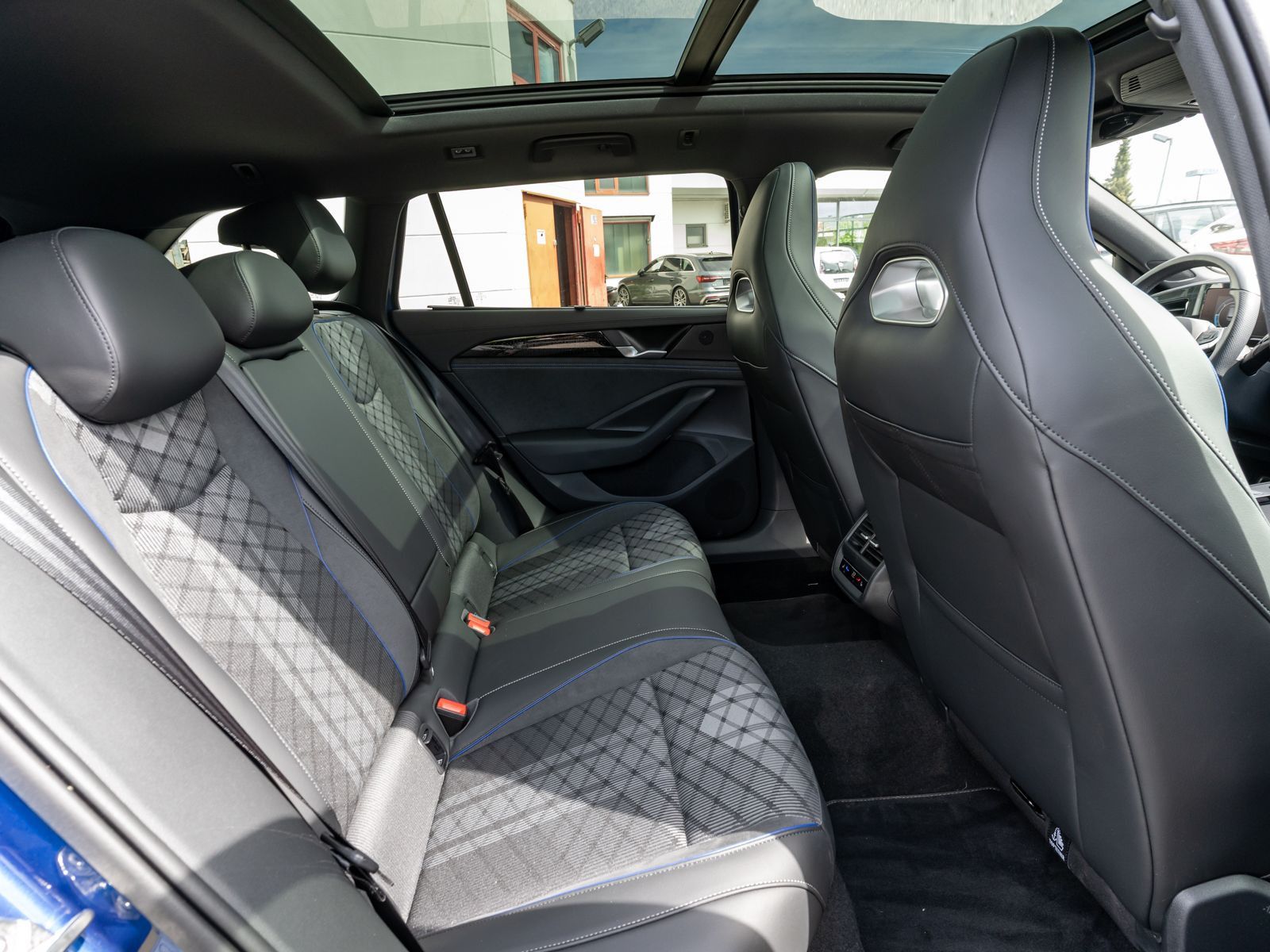 Fahrzeugabbildung Volkswagen Passat Variant R-Line 4Motion 2.0TDI DSG HUD AHK