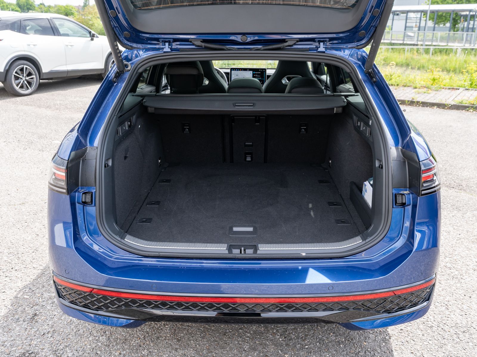 Fahrzeugabbildung Volkswagen Passat Variant R-Line 4Motion 2.0TDI DSG HUD AHK