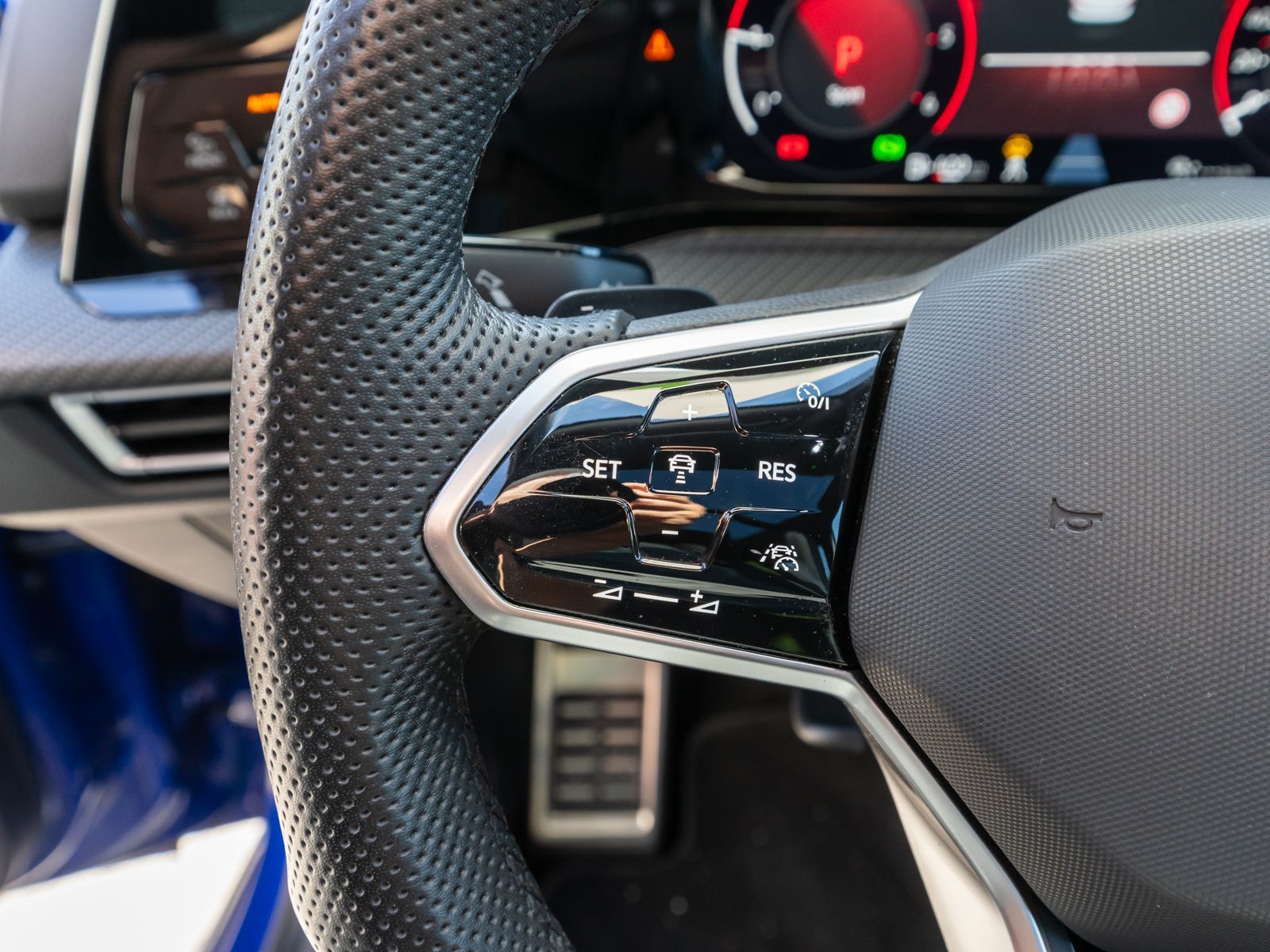 Fahrzeugabbildung Volkswagen Golf Variant R-Line 2.0 TDI DSG Navi RFK Pano VC