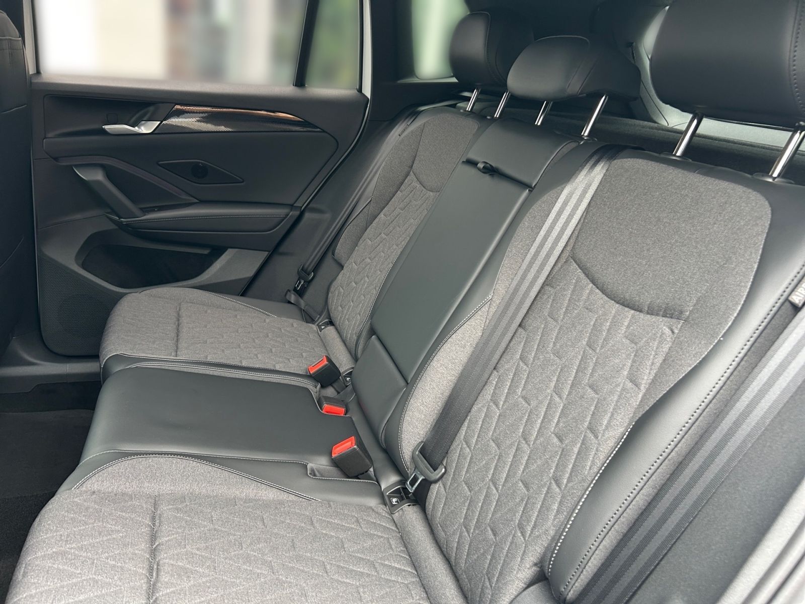 Fahrzeugabbildung Volkswagen Tiguan Life 1.5 eTSI AHK ACC LED Rückfahr-Kamera