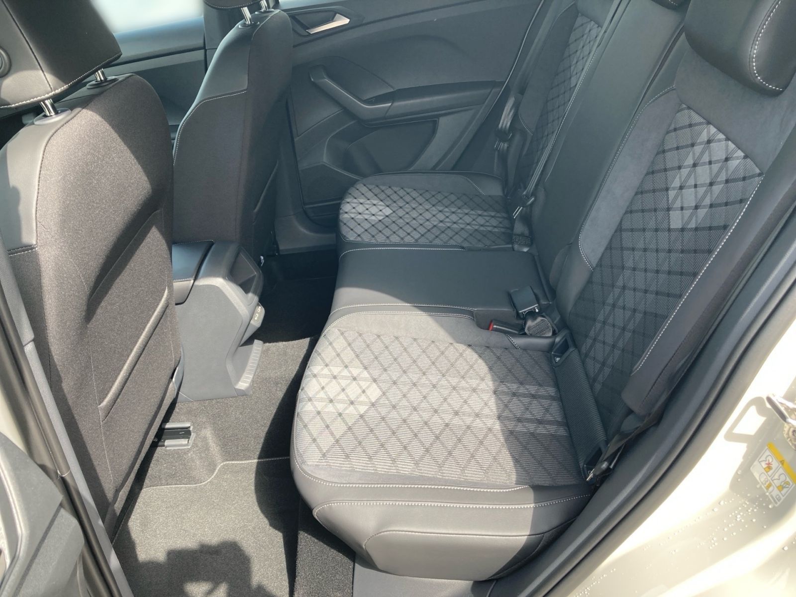 Fahrzeugabbildung Volkswagen T-Cross R-Line 1.0 TSI DSG AHK Rückfahr-Kamera