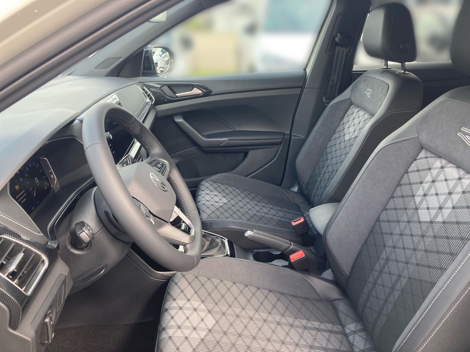 Fahrzeugabbildung Volkswagen T-Cross R-Line 1.0 TSI DSG AHK Rückfahr-Kamera