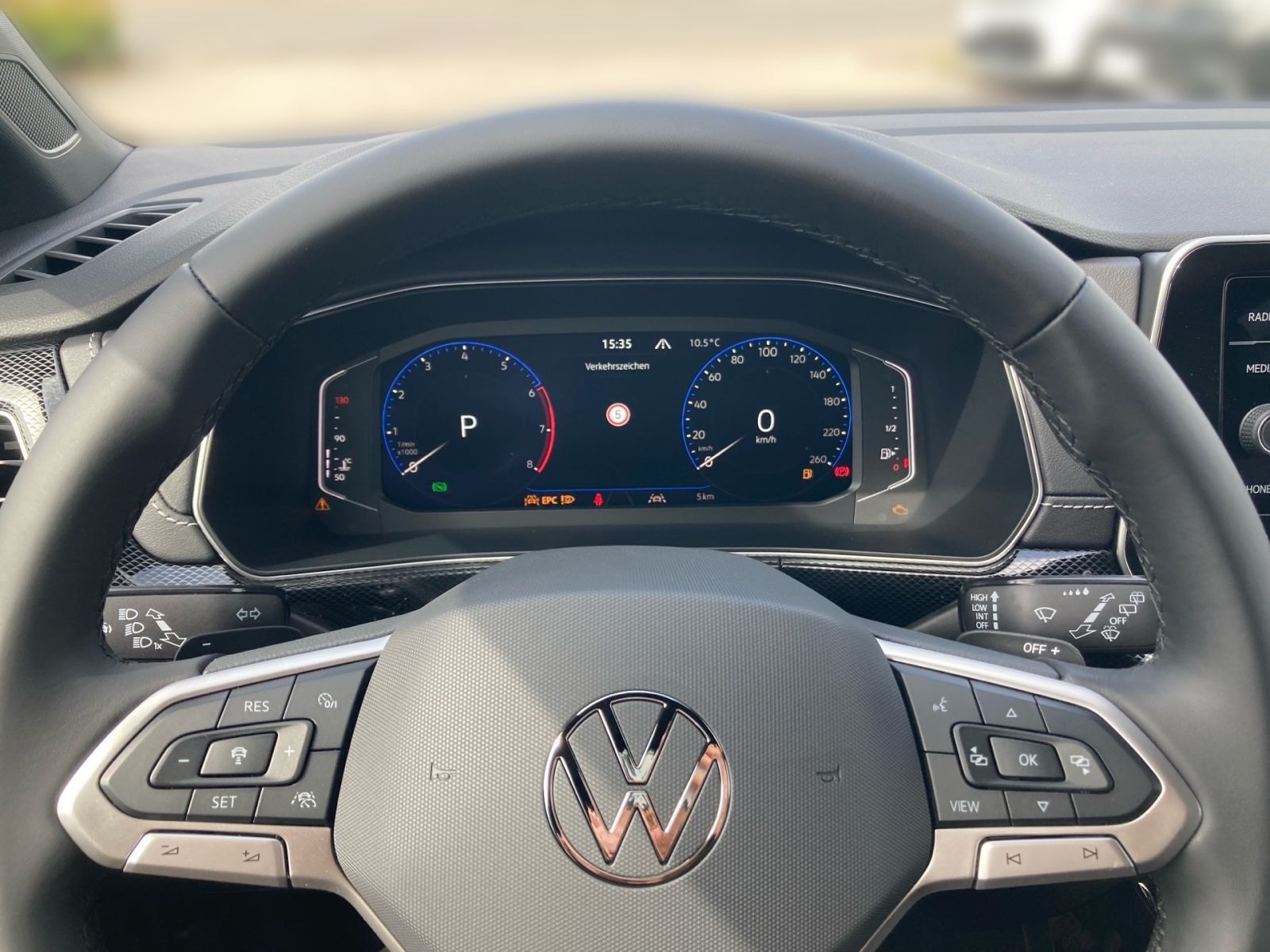 Fahrzeugabbildung Volkswagen T-Cross R-Line 1.0 TSI DSG AHK Rückfahr-Kamera