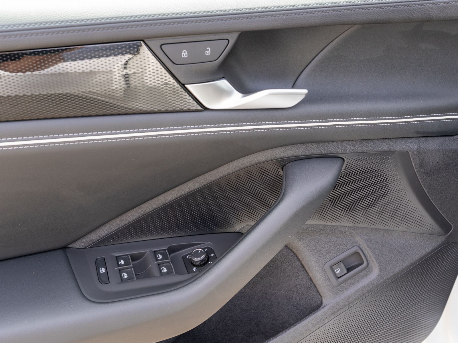 Fahrzeugabbildung Volkswagen Passat Variant Business 1.5TSI eHybrid DSG AHK