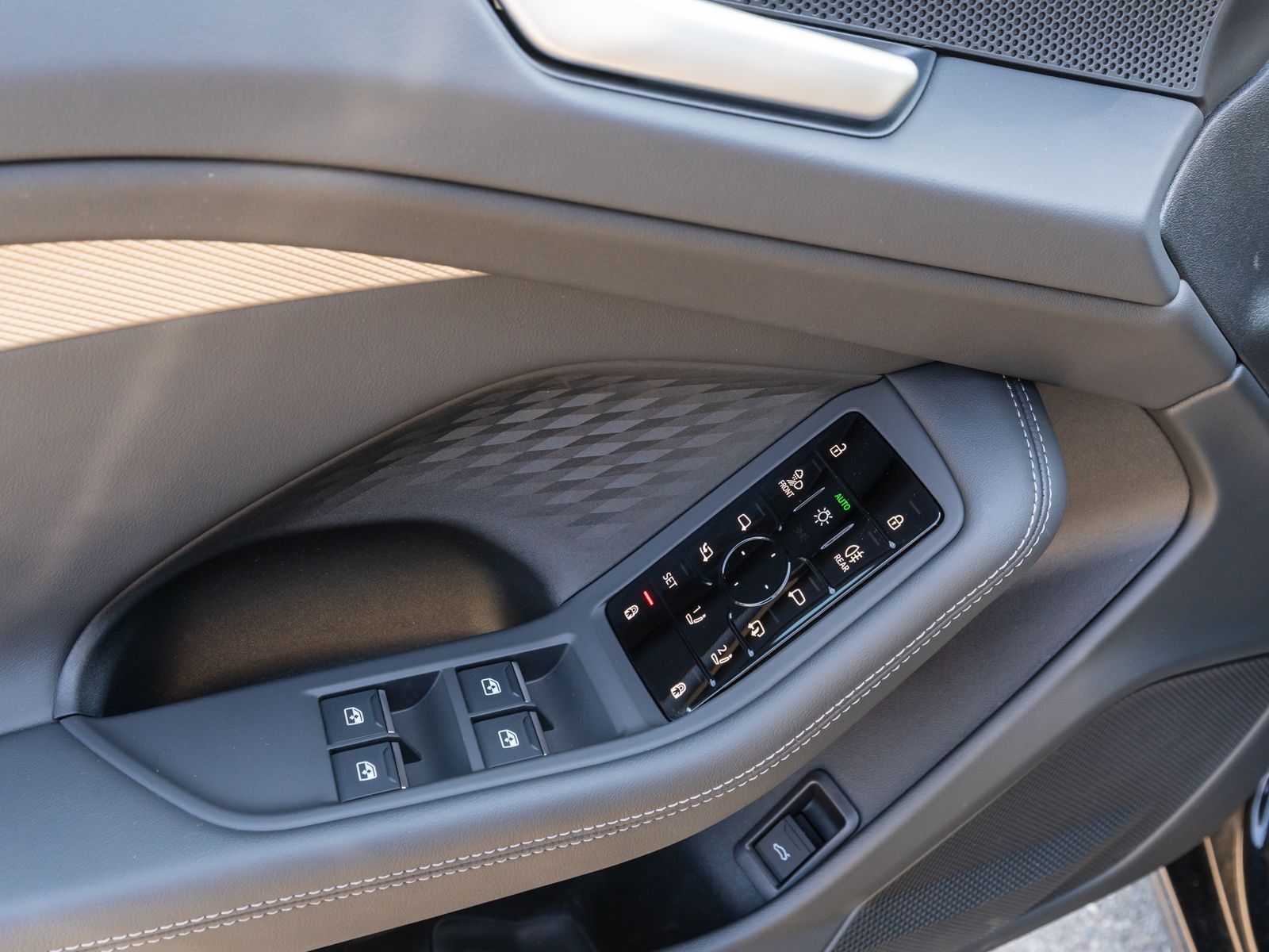 Fahrzeugabbildung Audi A6 Avant Neues Modell TDI NAVI MATRIX PANO 360°