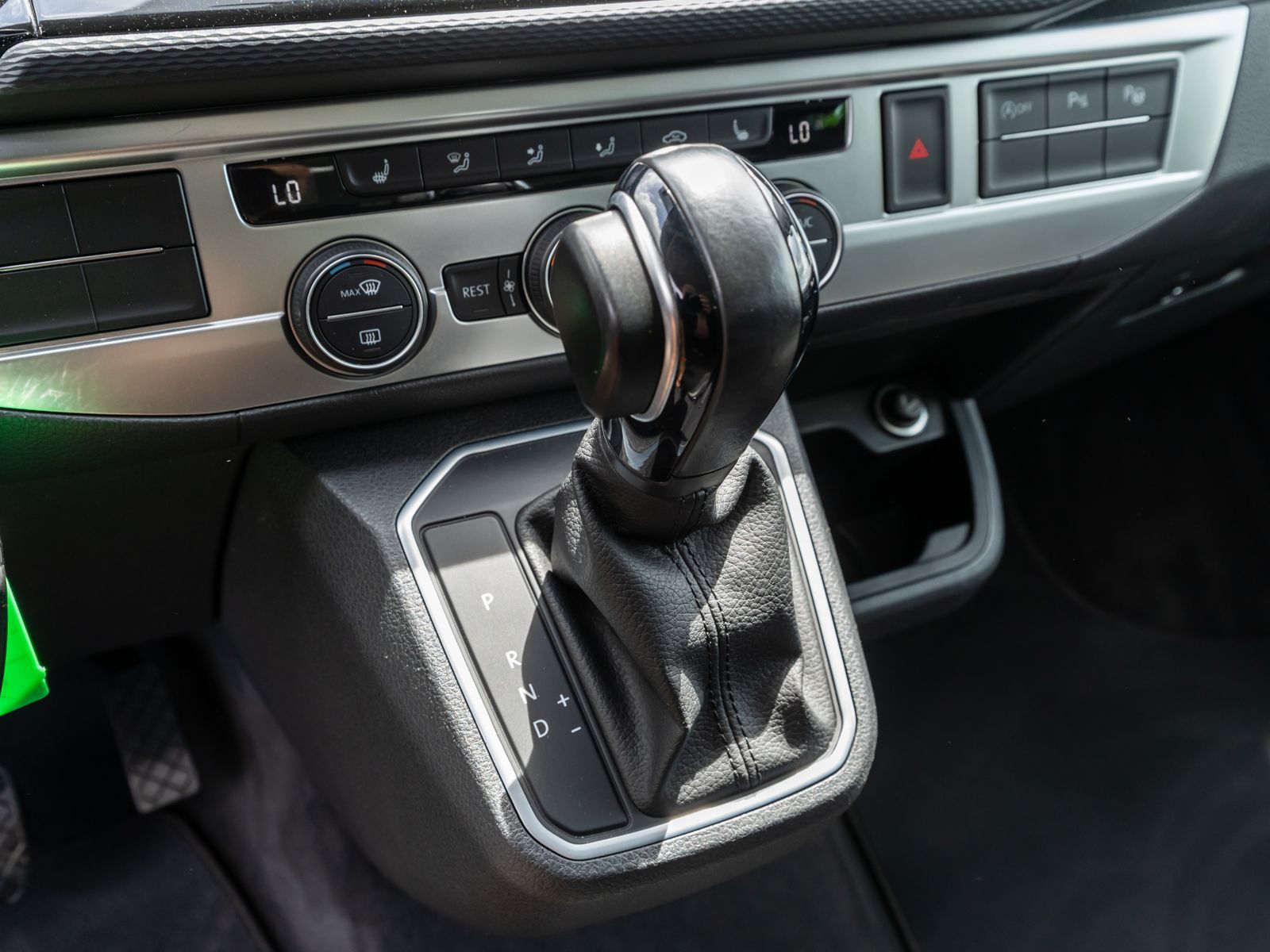 Fahrzeugabbildung Volkswagen T6.1 Multivan Comfortline 2,0 TDI DSG Navi AHK