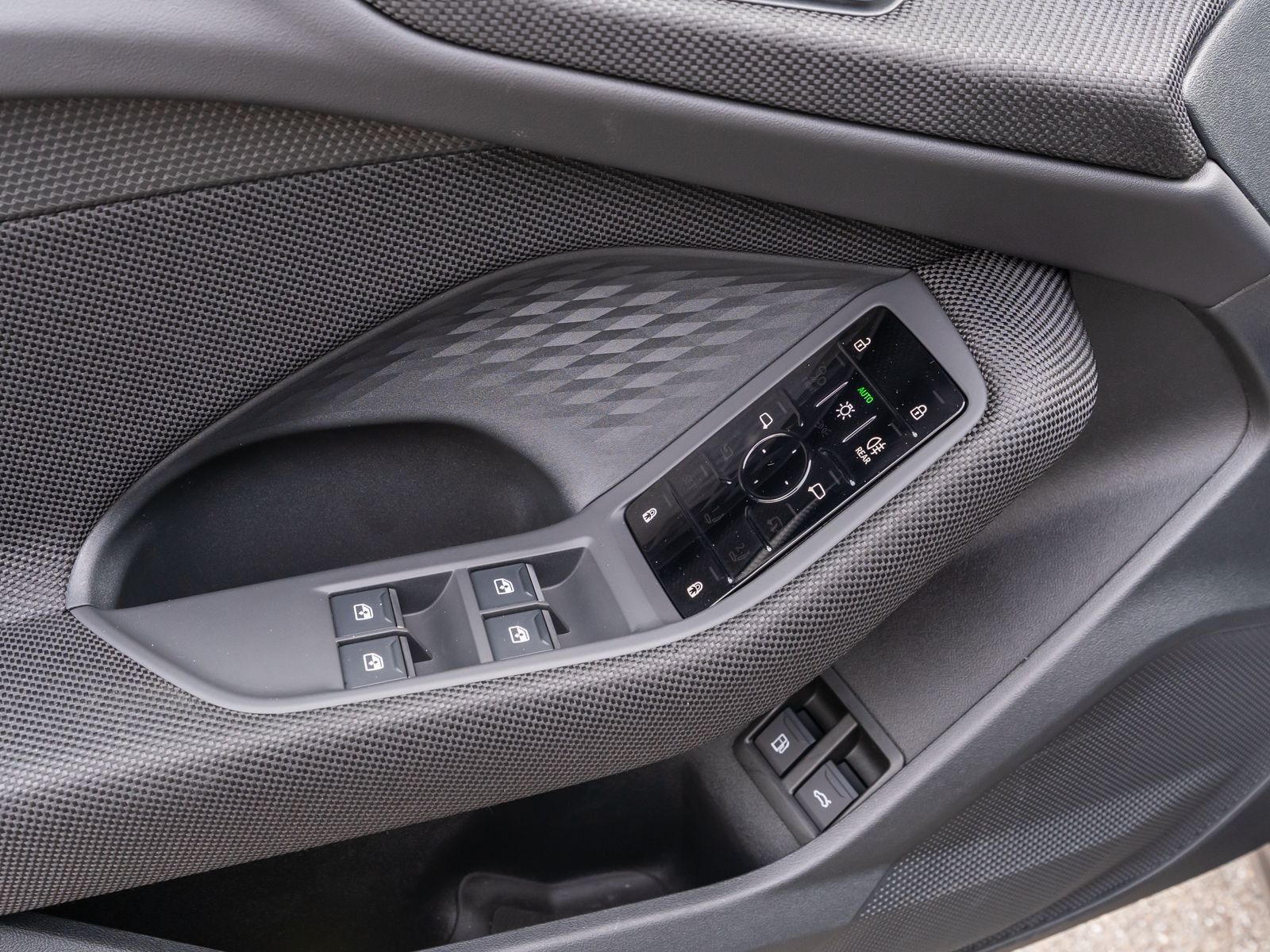 Fahrzeugabbildung Audi A5 Avant e-hybrid quattro NAVI LED AHK ACC RFK