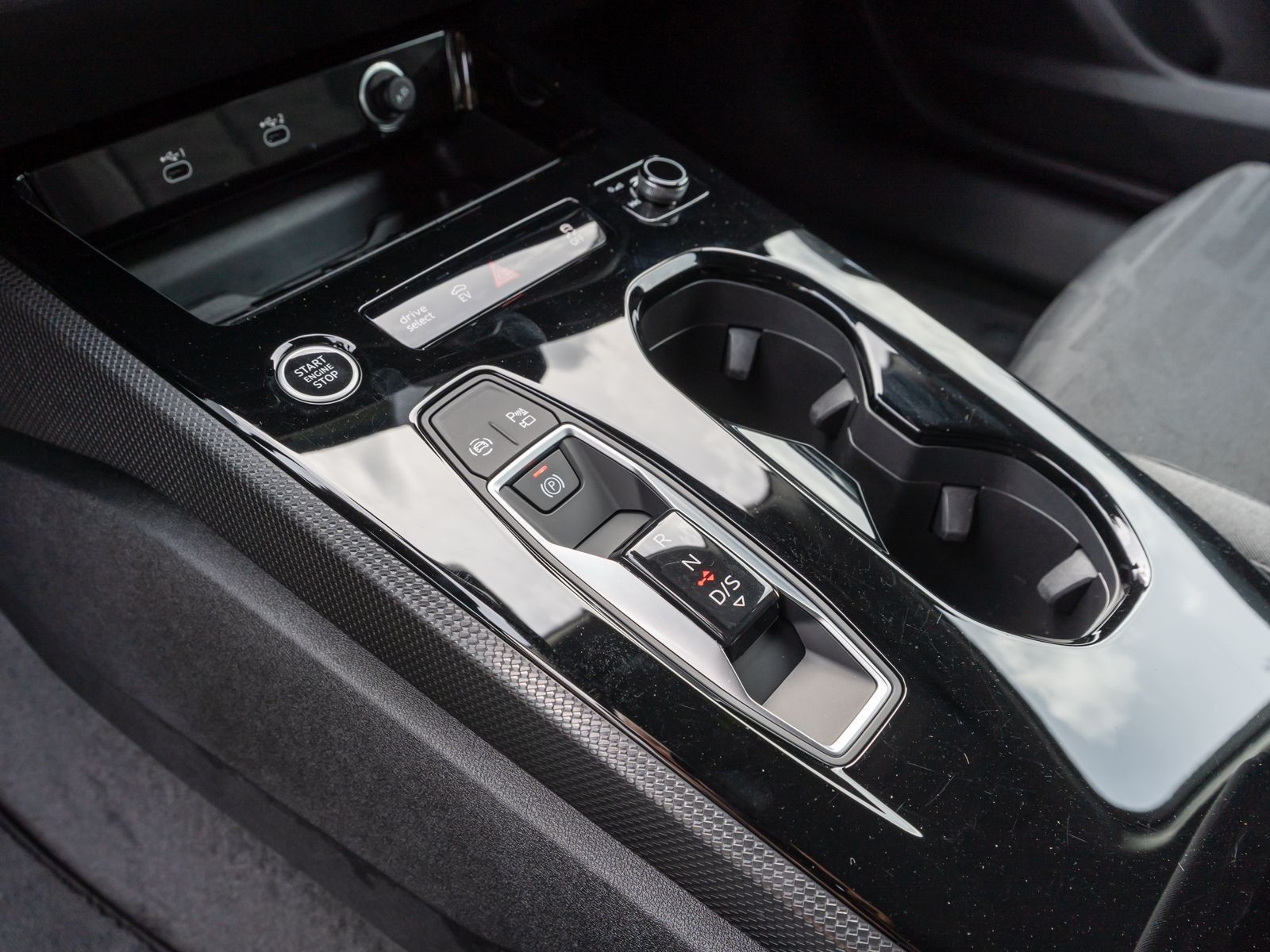 Fahrzeugabbildung Audi A5 Avant e-hybrid quattro NAVI LED AHK ACC RFK