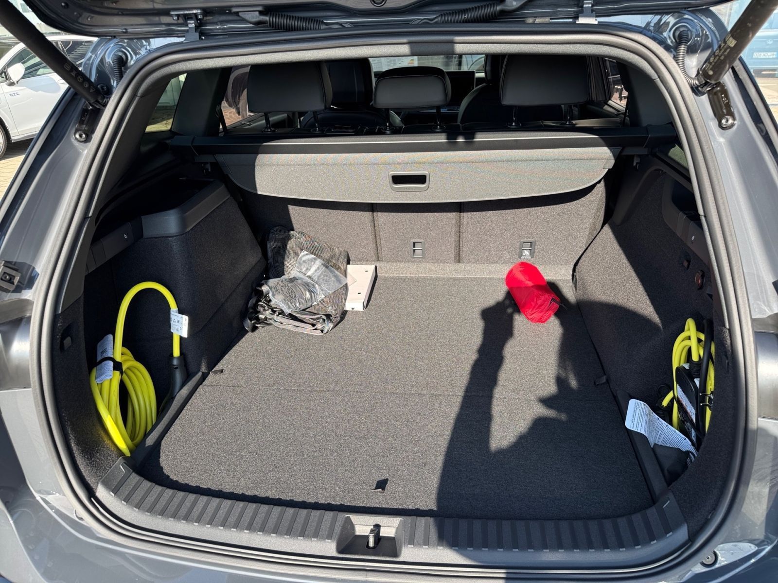 Fahrzeugabbildung Volkswagen Tayron R-Line 1,5 eHybrid DSG AHK PANO ACC NAVI