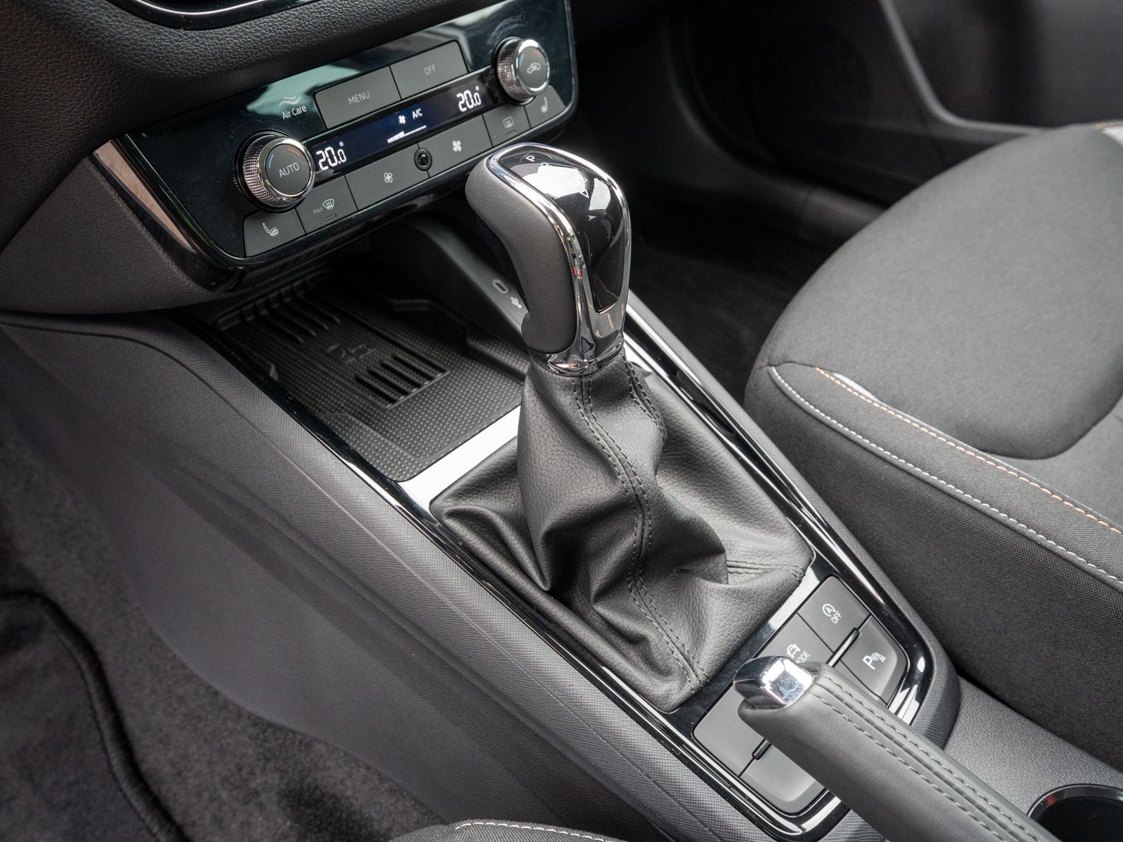 Fahrzeugabbildung SKODA Kamiq Tour 1.5 TSI DSG LED Navi PDC SHZ ACC AHK