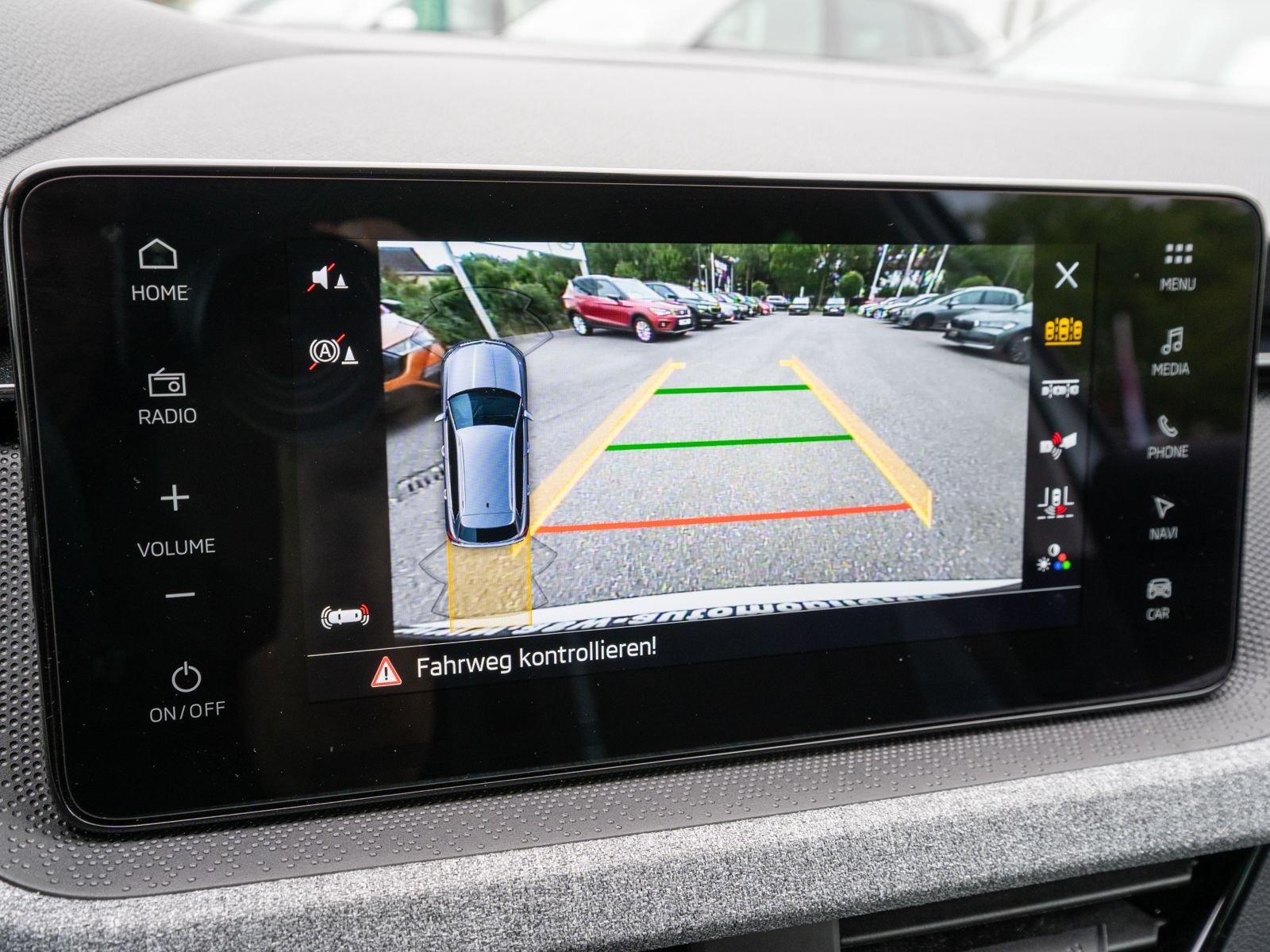 Fahrzeugabbildung SKODA Kamiq Tour 1.5 TSI DSG LED Navi PDC SHZ ACC AHK