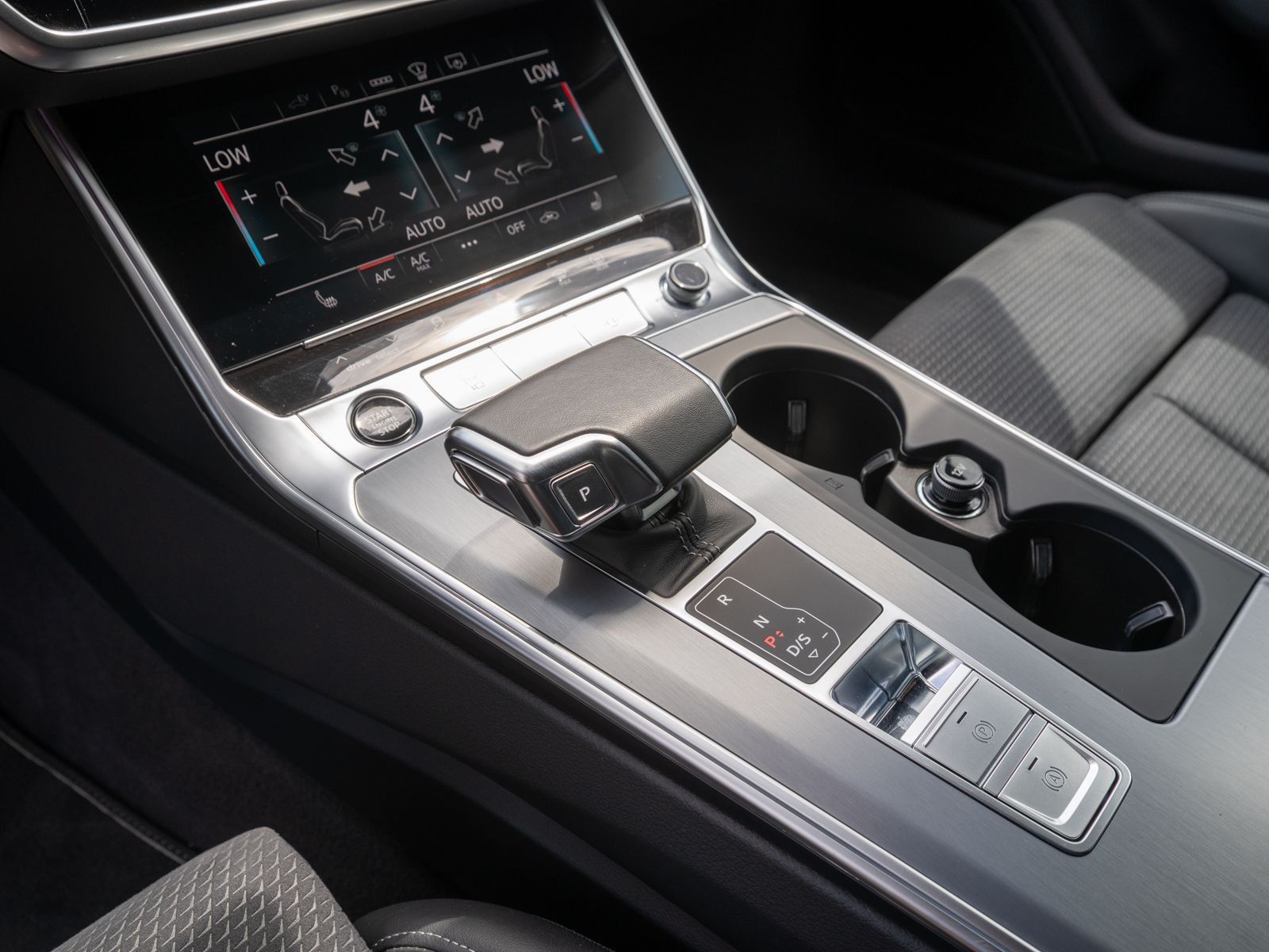 Fahrzeugabbildung Audi A6 Avant S line 55TFSI e quattro NAVI MATRIX RFK