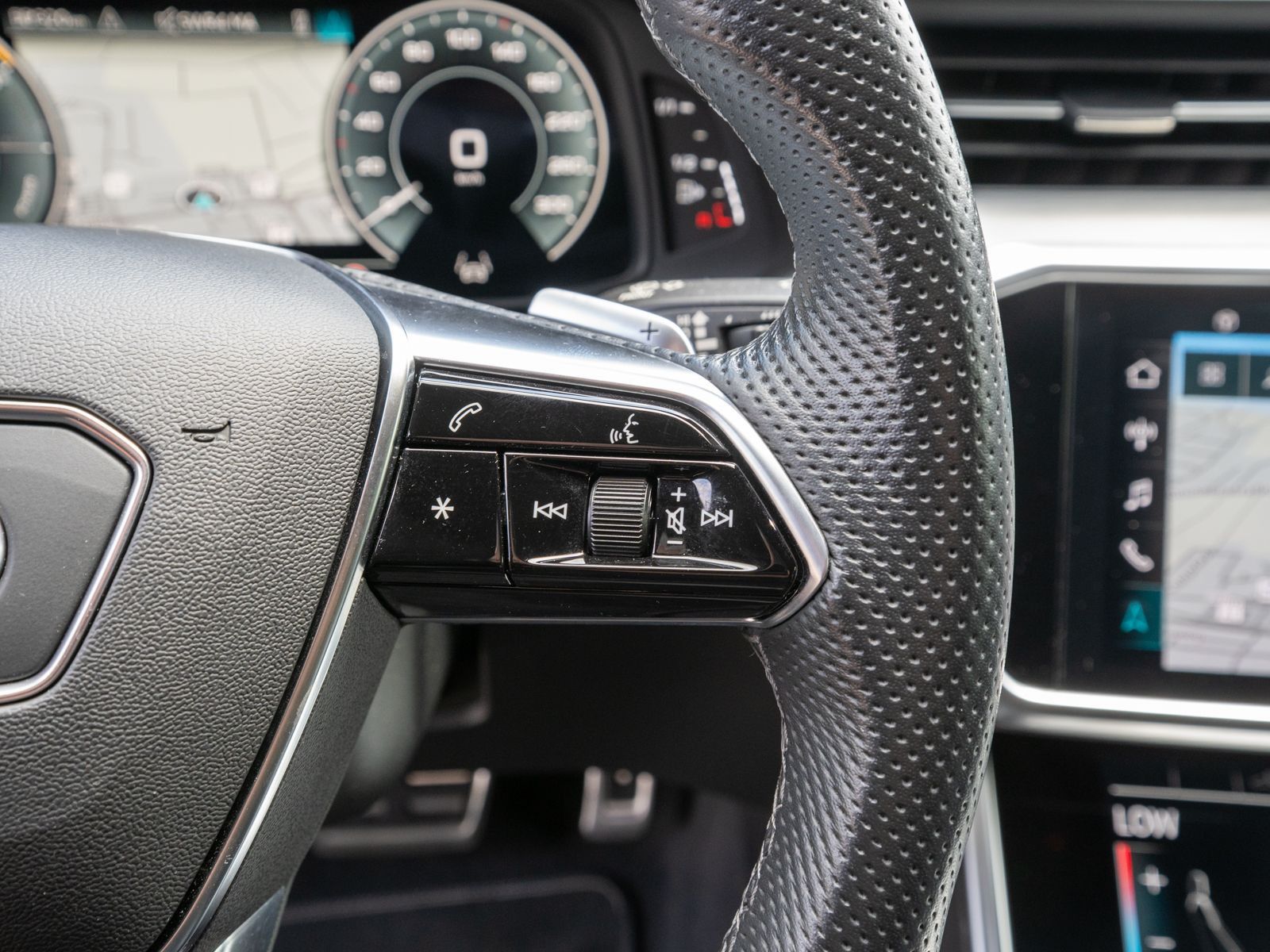 Fahrzeugabbildung Audi A6 Avant S line 55TFSI e quattro NAVI MATRIX RFK