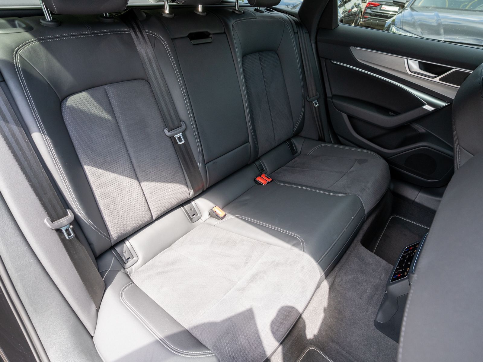 Fahrzeugabbildung Audi A6 Avant S line 55TFSI e quattro NAVI MATRIX RFK