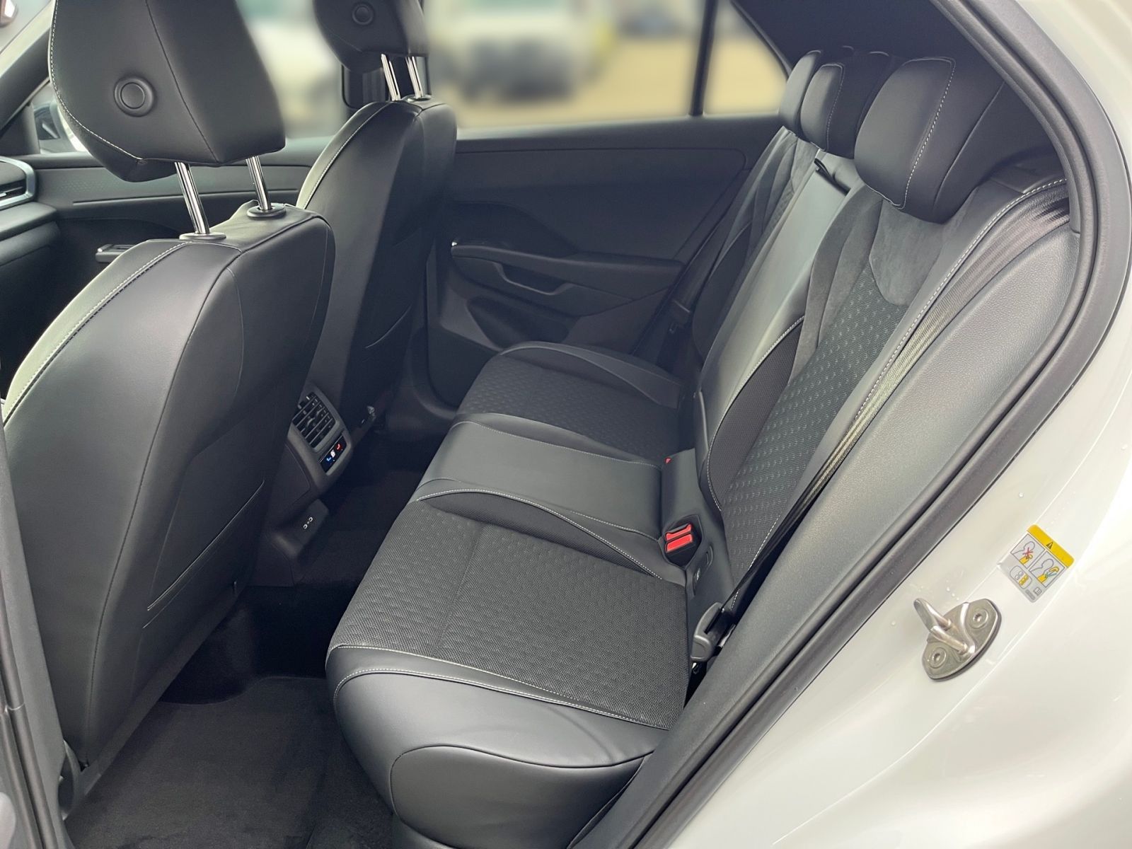 Fahrzeugabbildung Volkswagen T-Roc R-Line 1.5 eTSI150 PS DSG 360° Kamera Navi