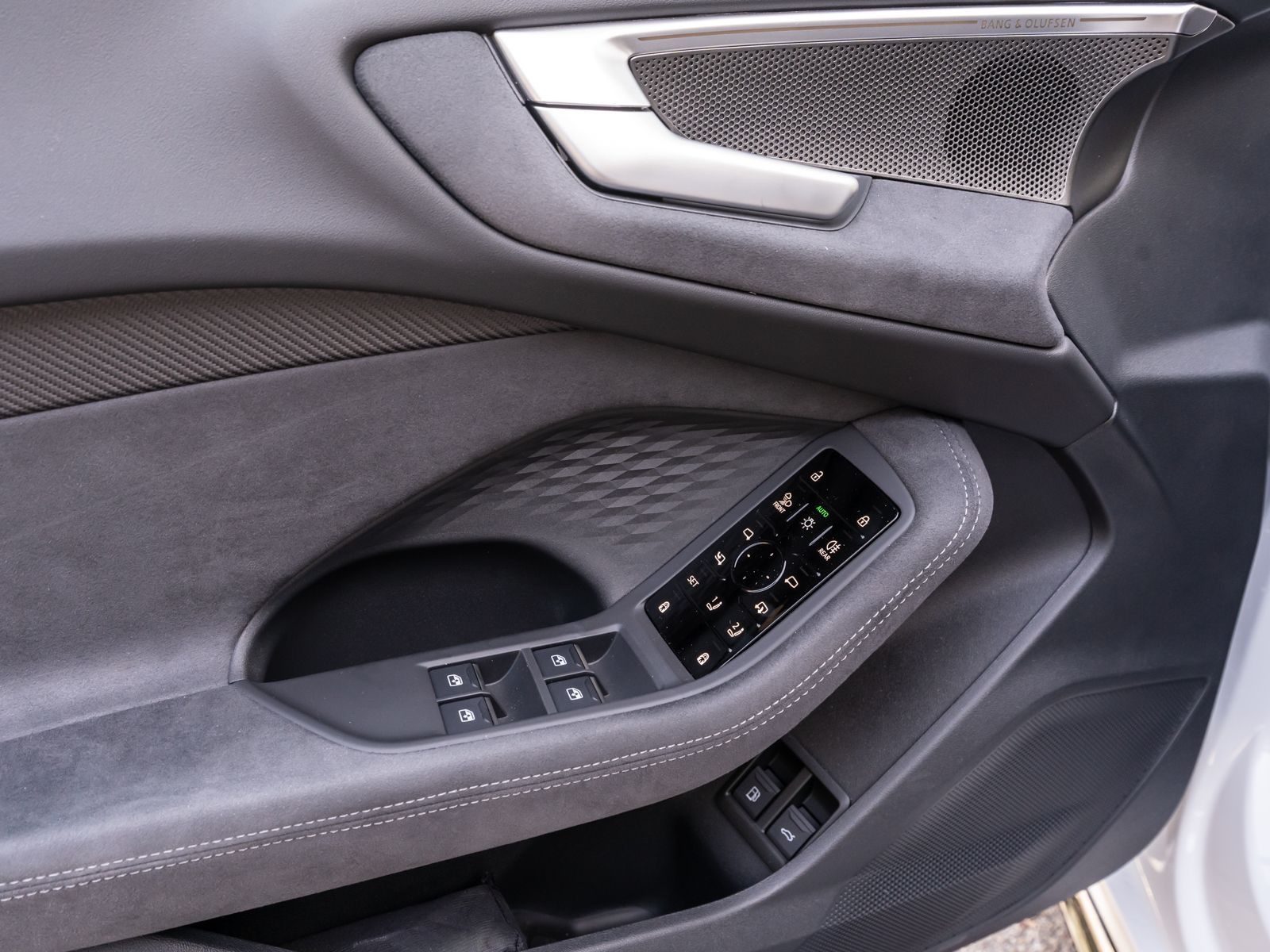 Fahrzeugabbildung Audi A5 Avant e-hybrid S line edition qua 360 B&O AHK