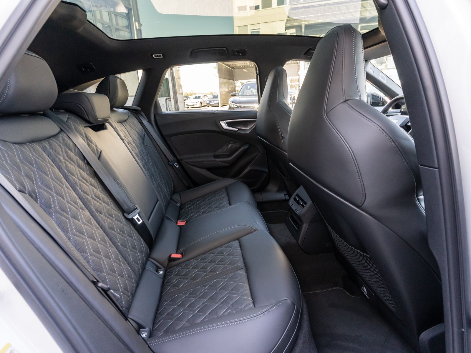 Fahrzeugabbildung Audi A5 Avant e-hybrid S line edition qua 360 B&O AHK