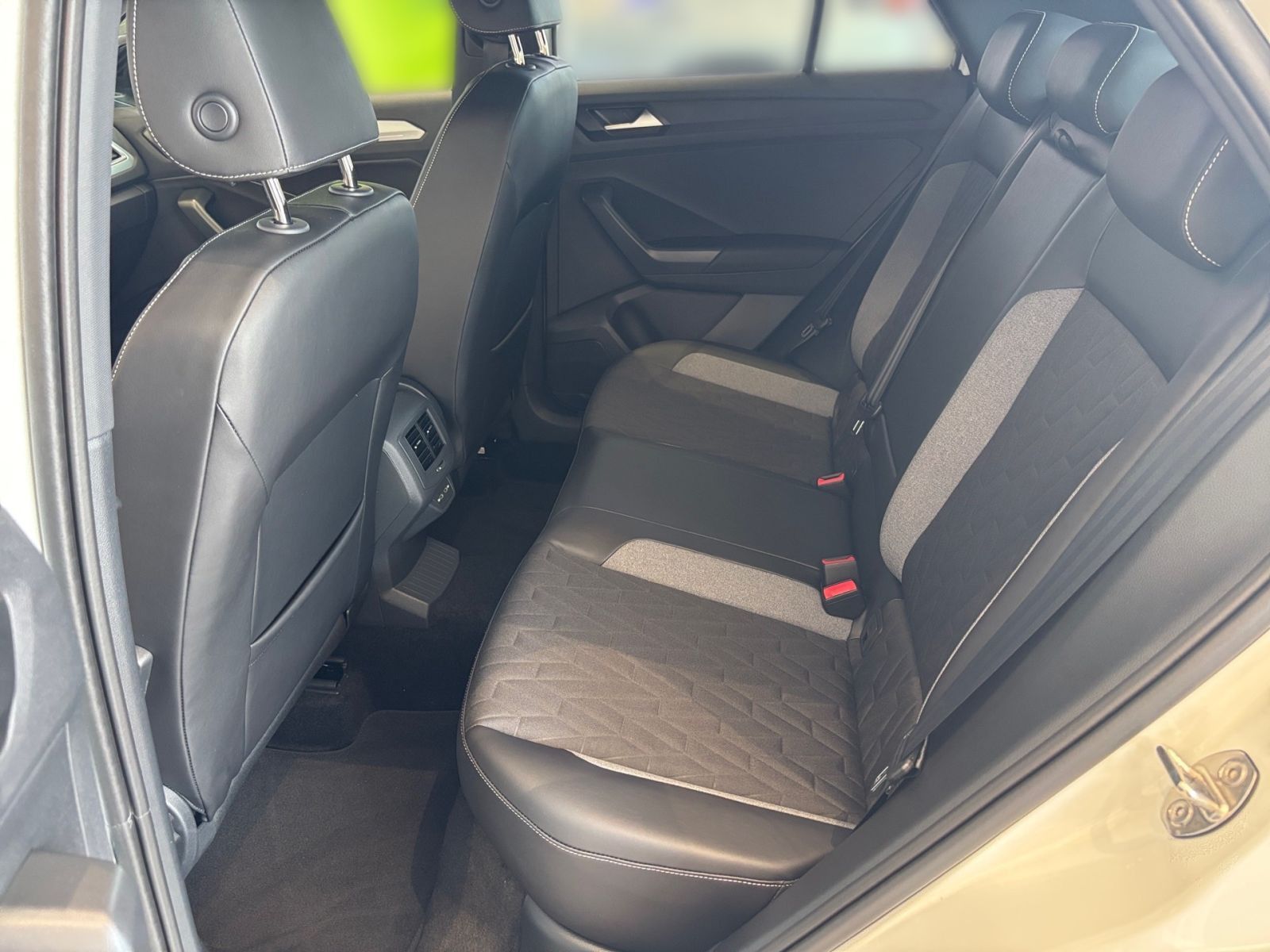 Fahrzeugabbildung Volkswagen T-Roc GOAL 2.0 TDI DSG LED AHK Fahrschulwagen