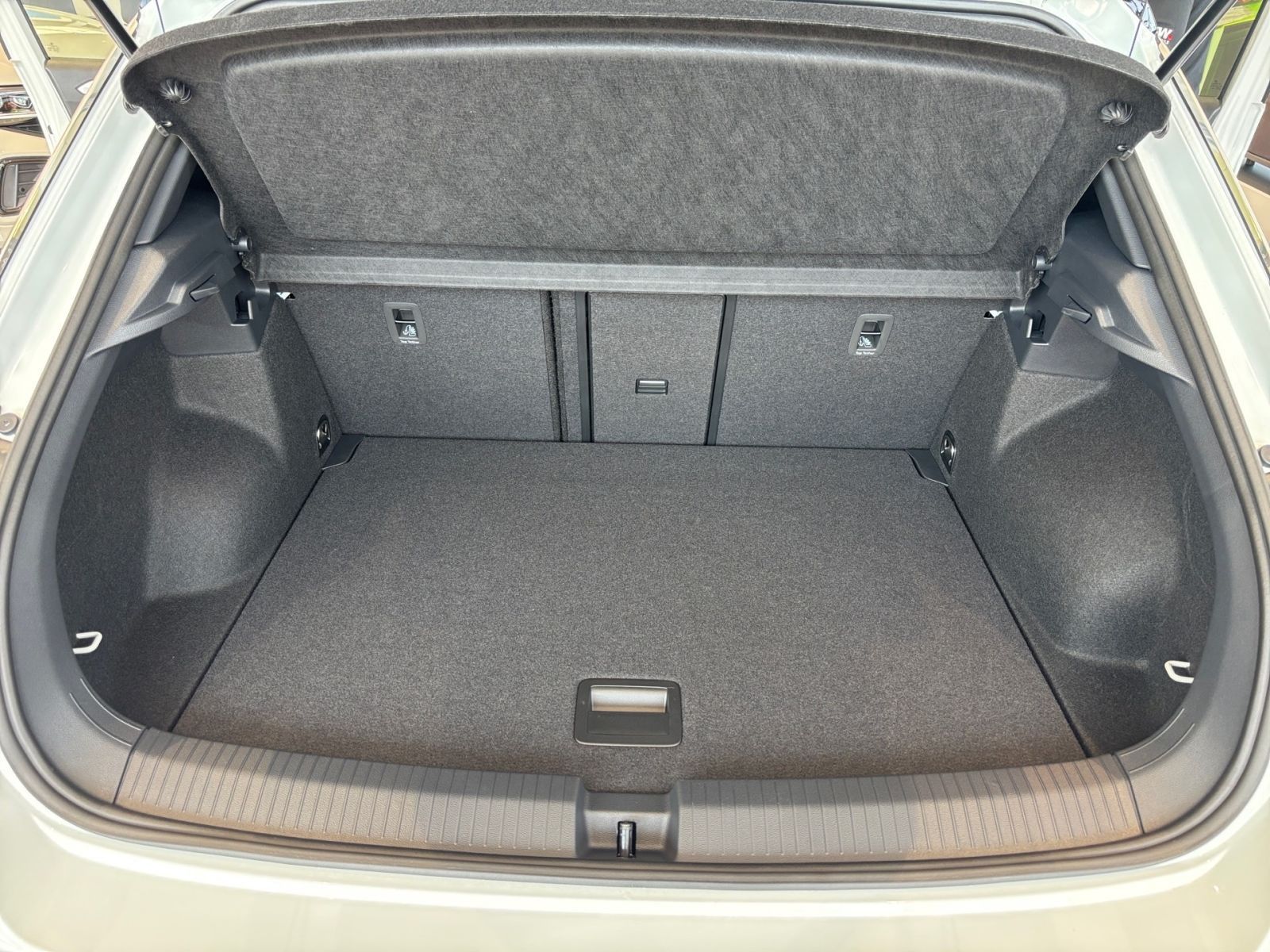 Fahrzeugabbildung Volkswagen T-Roc GOAL 2.0 TDI DSG LED AHK Fahrschulwagen