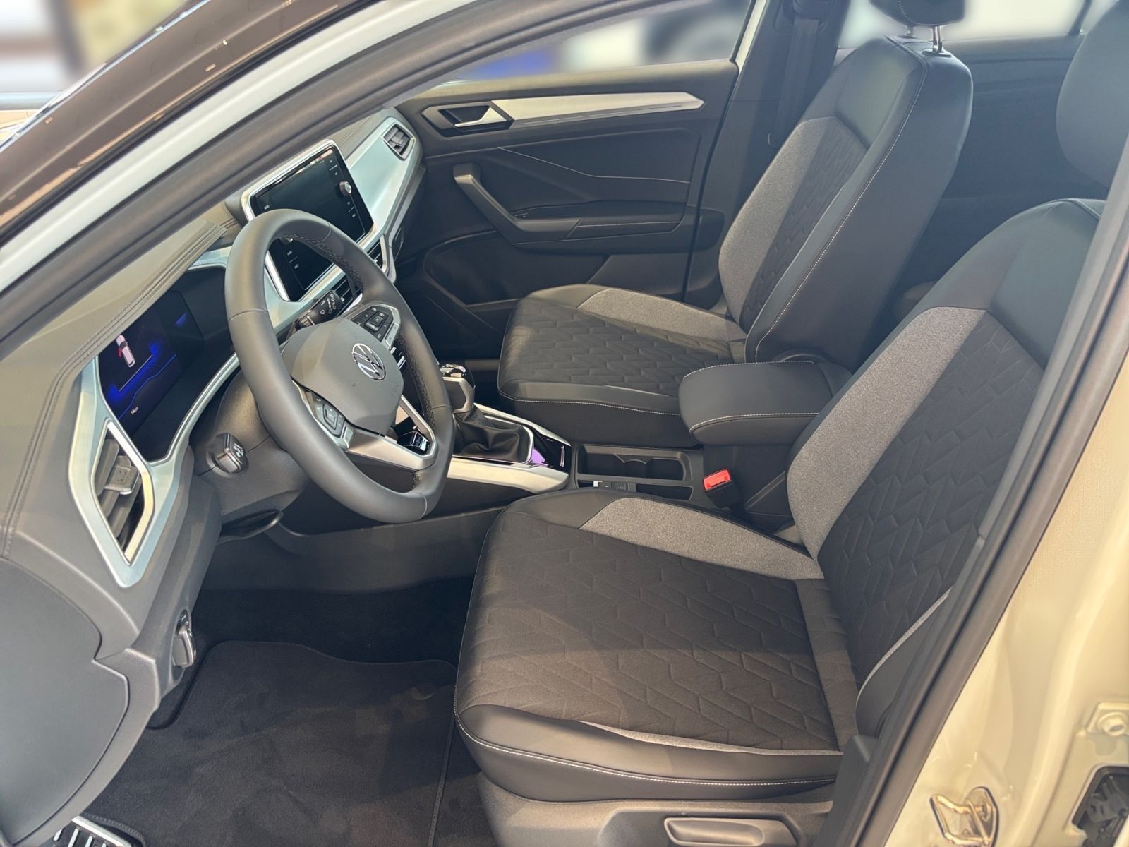 Fahrzeugabbildung Volkswagen T-Roc GOAL 2.0 TDI DSG LED AHK Fahrschulwagen