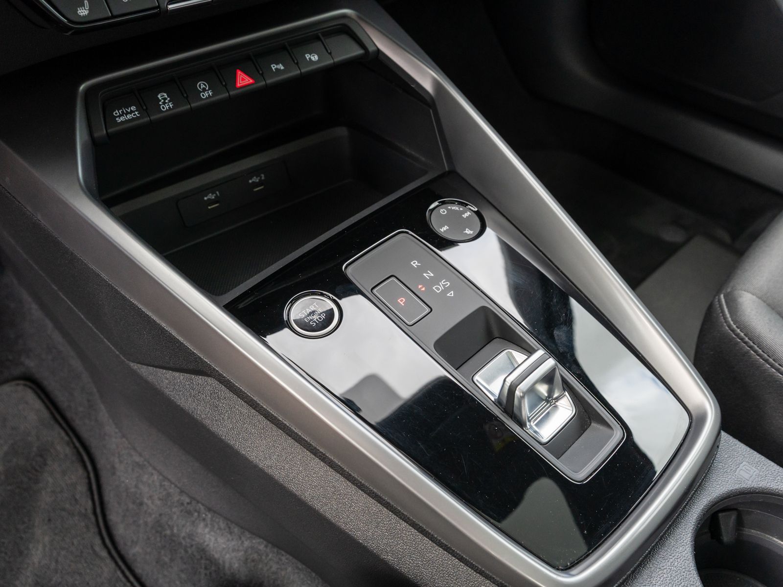 Fahrzeugabbildung Audi A3 Sportback advanced 35TFSI NAVI LED RFK SHZ