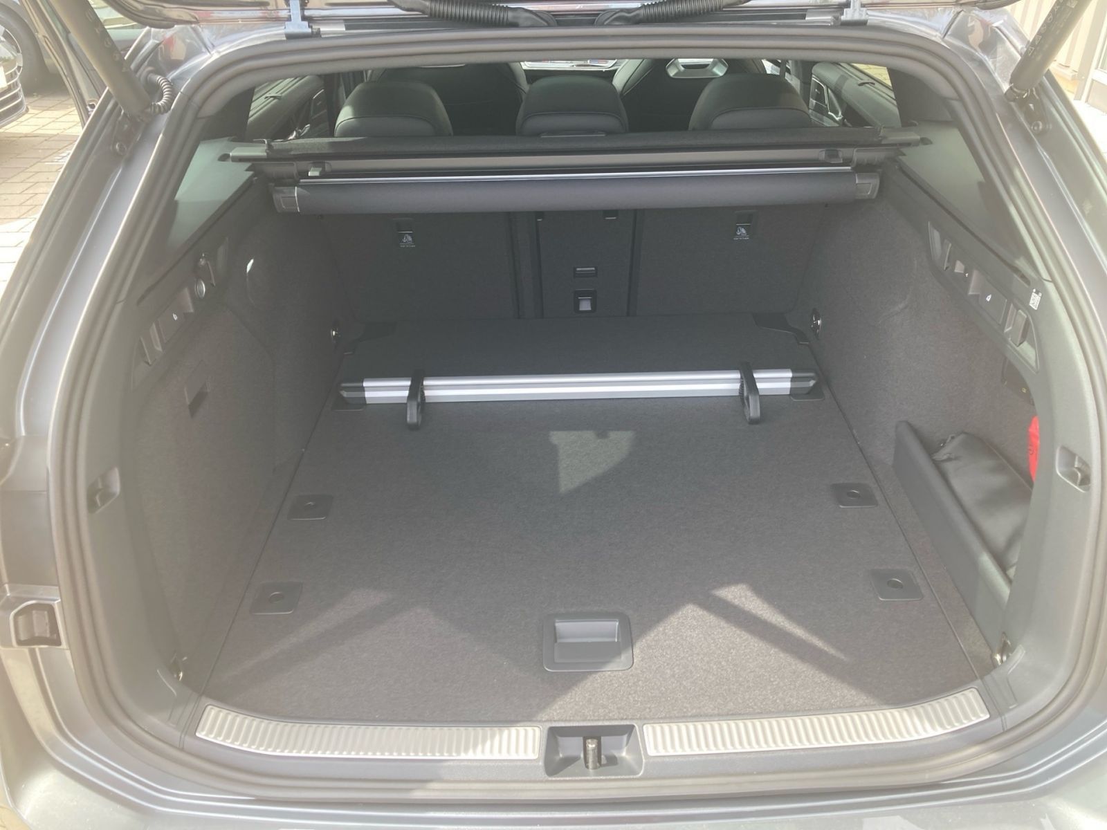 Fahrzeugabbildung Volkswagen Passat R-Line 2.0 TDI 4M DSG AHK ACC PANO 360°-K