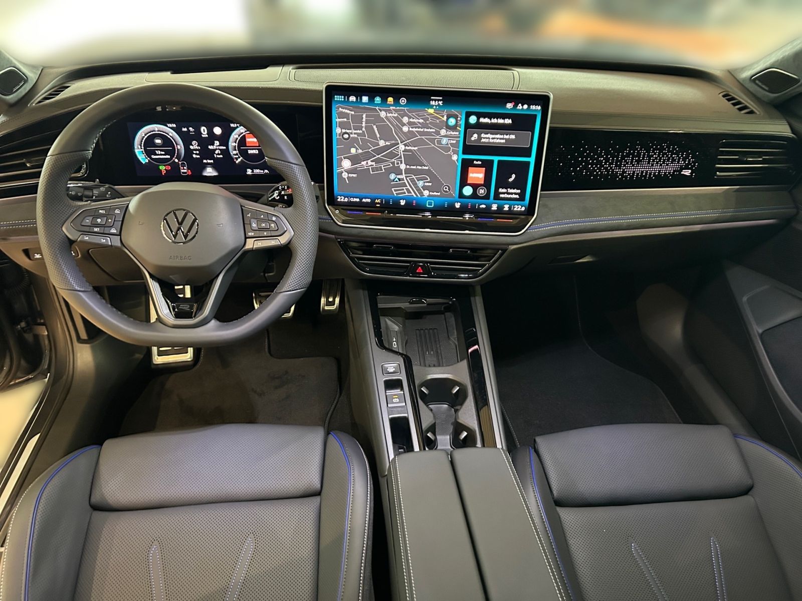 Fahrzeugabbildung Volkswagen Passat R-Line 2.0 TDI 4M DSG ACC AHK PANO Standh