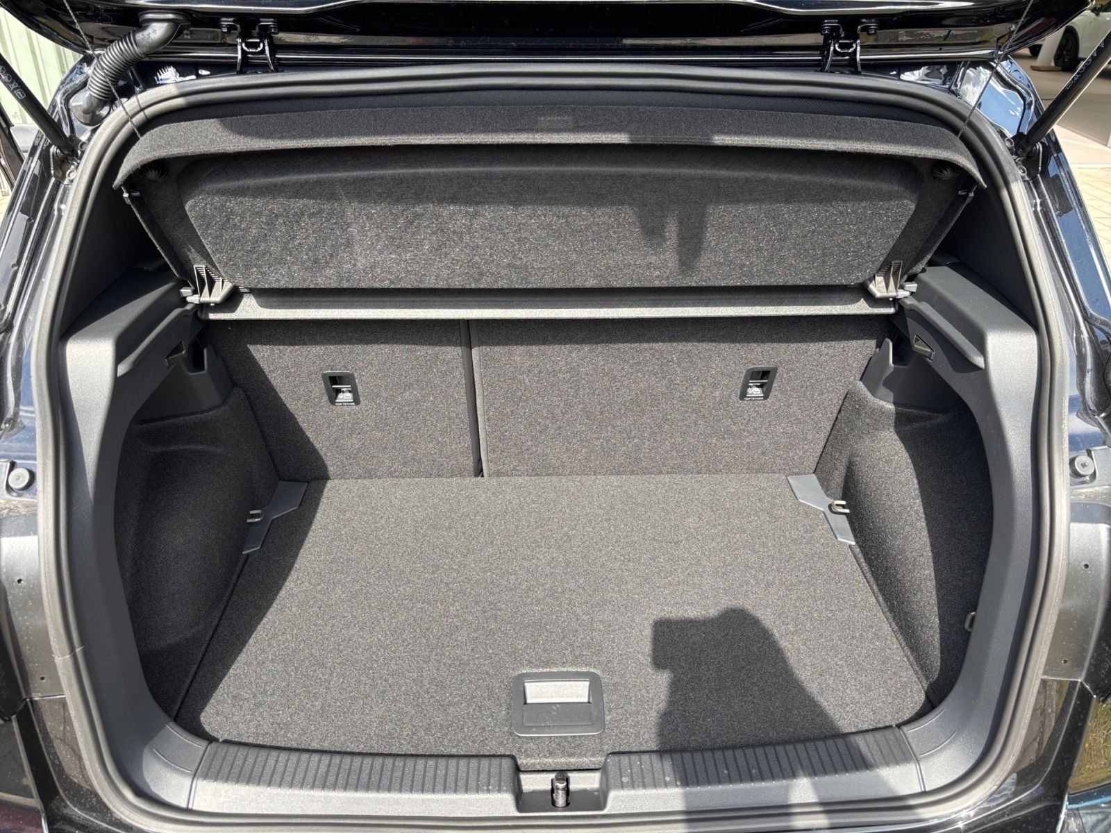 Fahrzeugabbildung Volkswagen T-Cross R-Line 1.0 l TSI 85 kW (116 PS) 7-Gang-D