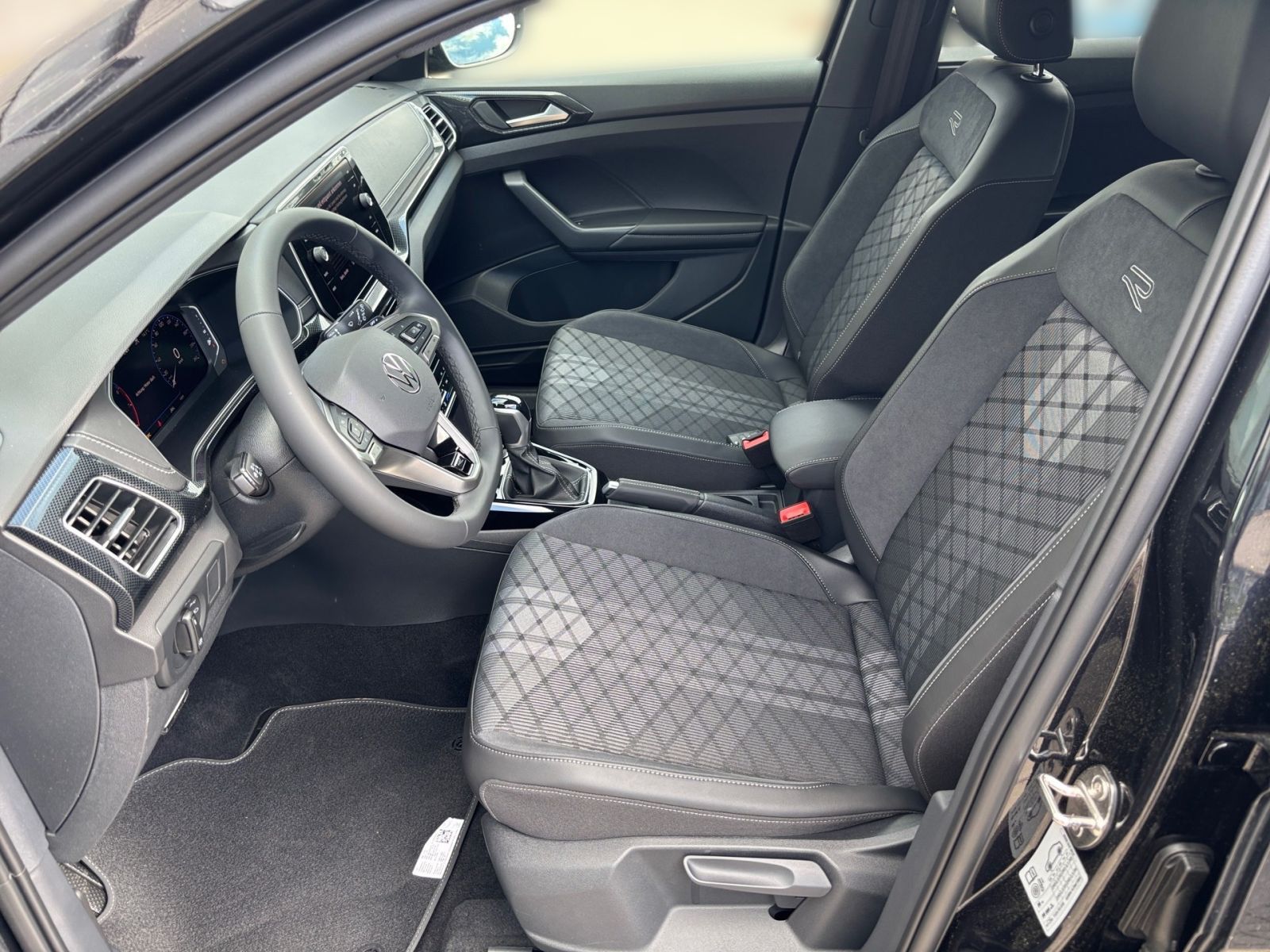 Fahrzeugabbildung Volkswagen T-Cross R-Line 1.0 l TSI 85 kW (116 PS) 7-Gang-D