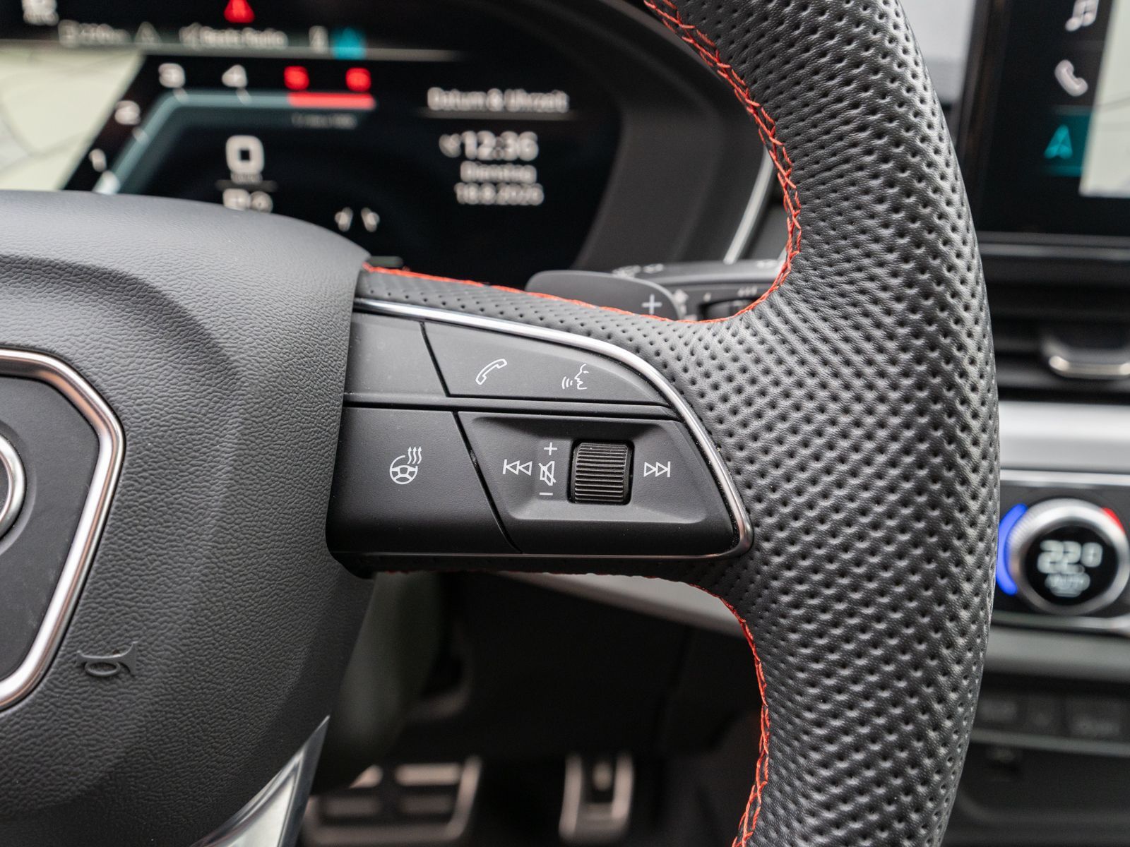 Fahrzeugabbildung Audi A4 Avant S line 40TDI NAVI MATRIX PANO RFK VC