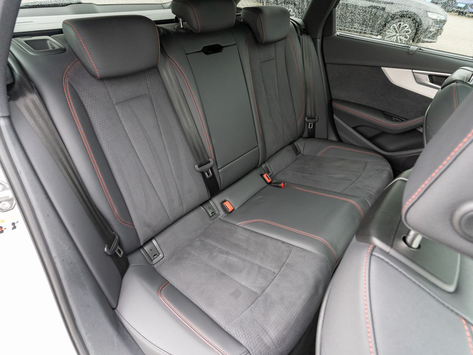 Fahrzeugabbildung Audi A4 Avant S line 40TDI NAVI MATRIX PANO RFK VC