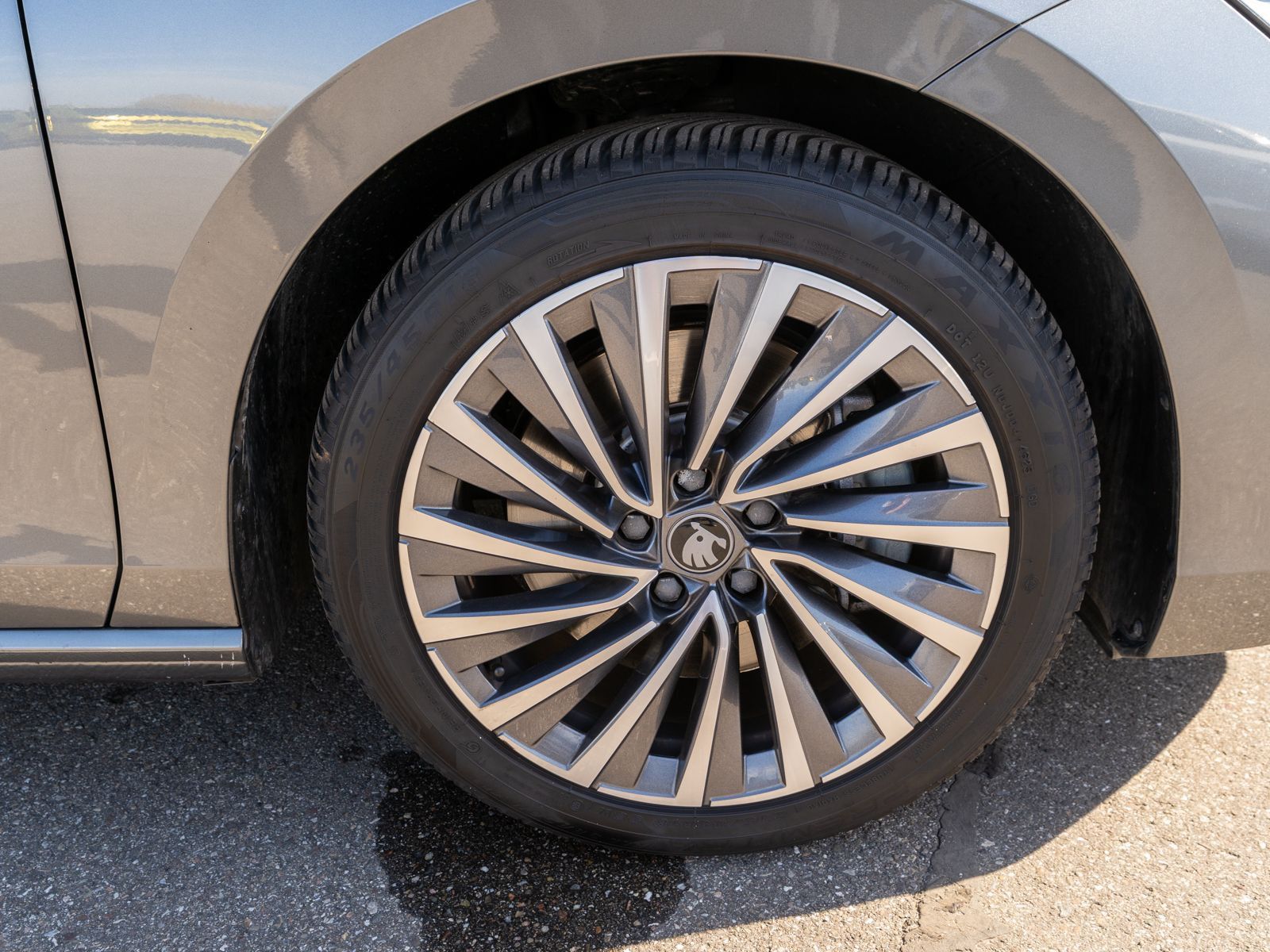 Fahrzeugabbildung SKODA Superb Combi L&K 2.0TDI LED Navi PANO 360° AHK