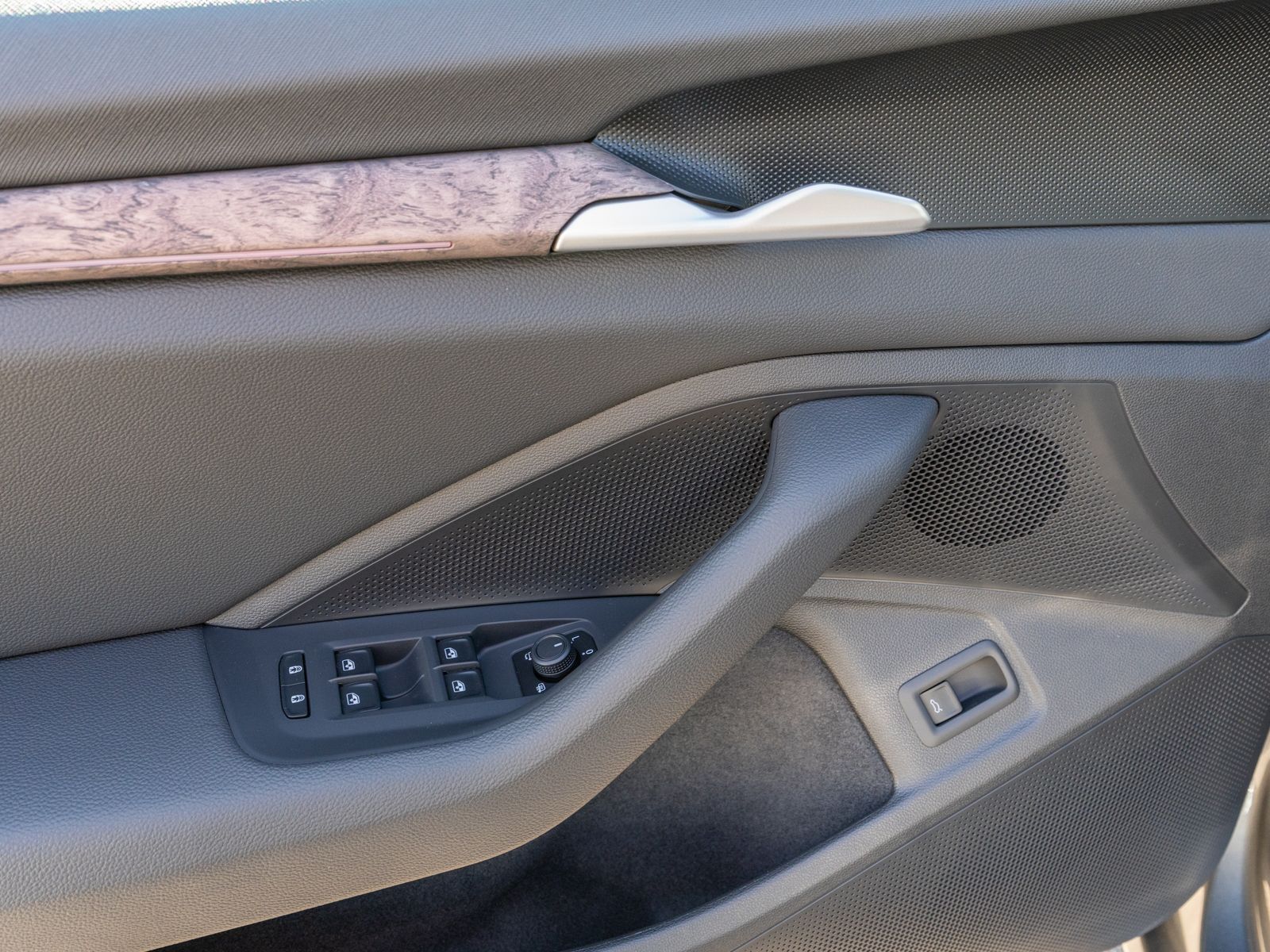 Fahrzeugabbildung SKODA Superb Combi L&K 2.0TDI LED Navi PANO 360° AHK