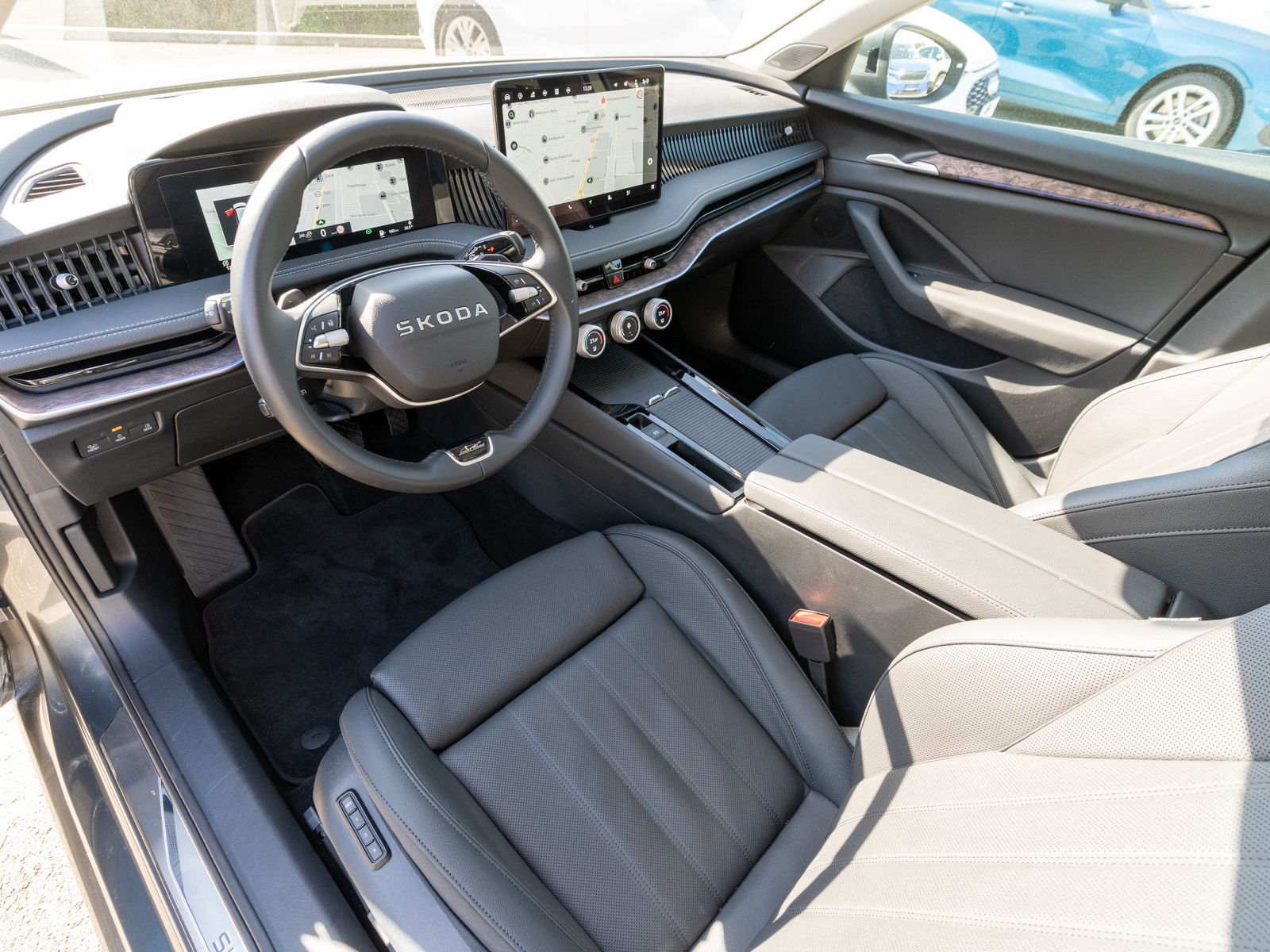 Fahrzeugabbildung SKODA Superb Combi L&K 2.0TDI LED Navi PANO 360° AHK