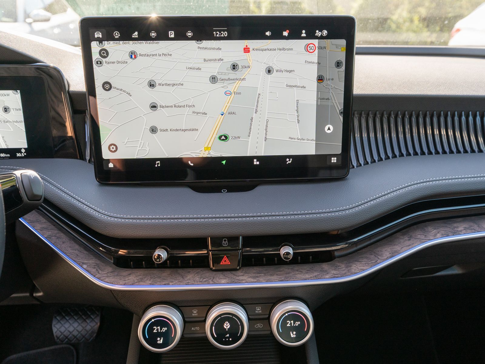 Fahrzeugabbildung SKODA Superb Combi L&K 2.0TDI LED Navi PANO 360° AHK