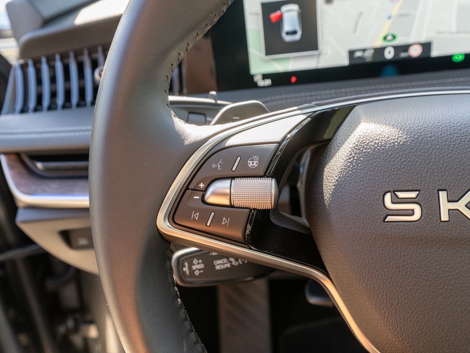 Fahrzeugabbildung SKODA Superb Combi L&K 2.0TDI LED Navi PANO 360° AHK