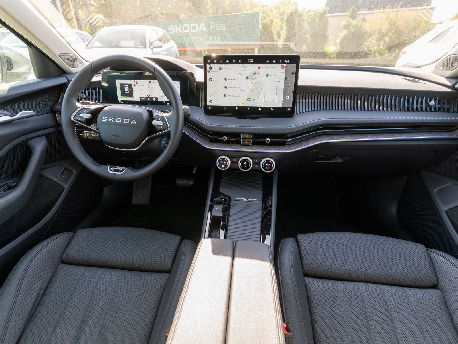 Fahrzeugabbildung SKODA Superb Combi L&K 2.0TDI LED Navi PANO 360° AHK