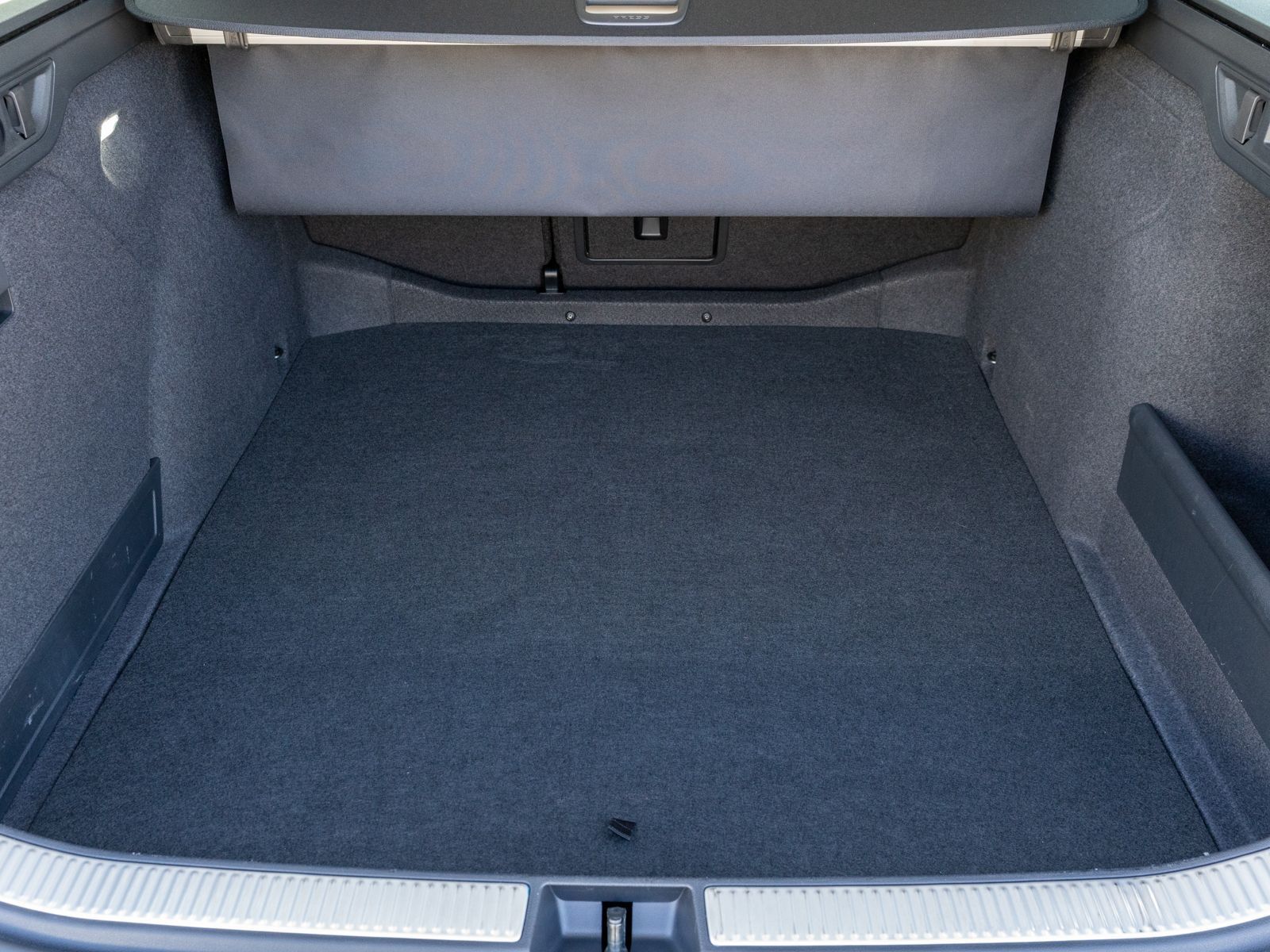 Fahrzeugabbildung SKODA Superb Combi L&K 2.0TDI LED Navi PANO 360° AHK