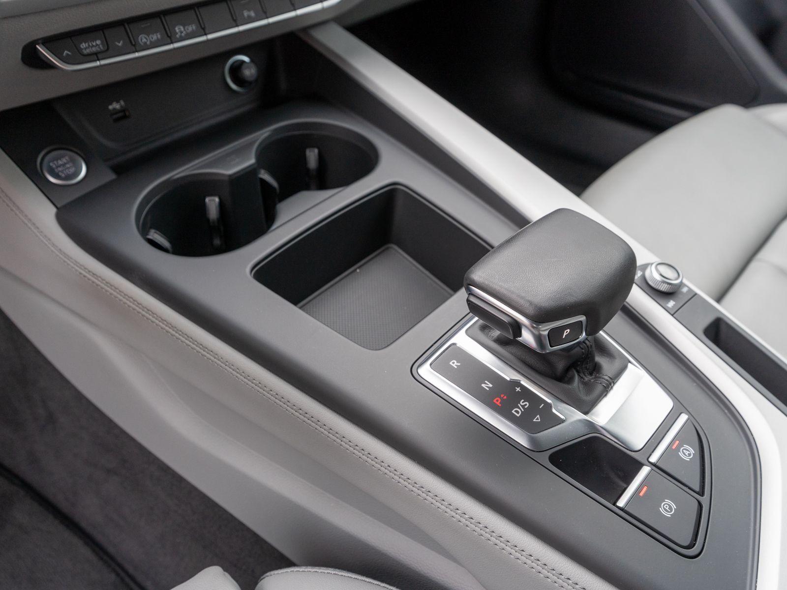 Fahrzeugabbildung Audi A4 Avant 40TDI NAVI LED AHK HUD RFK SHZ GRA